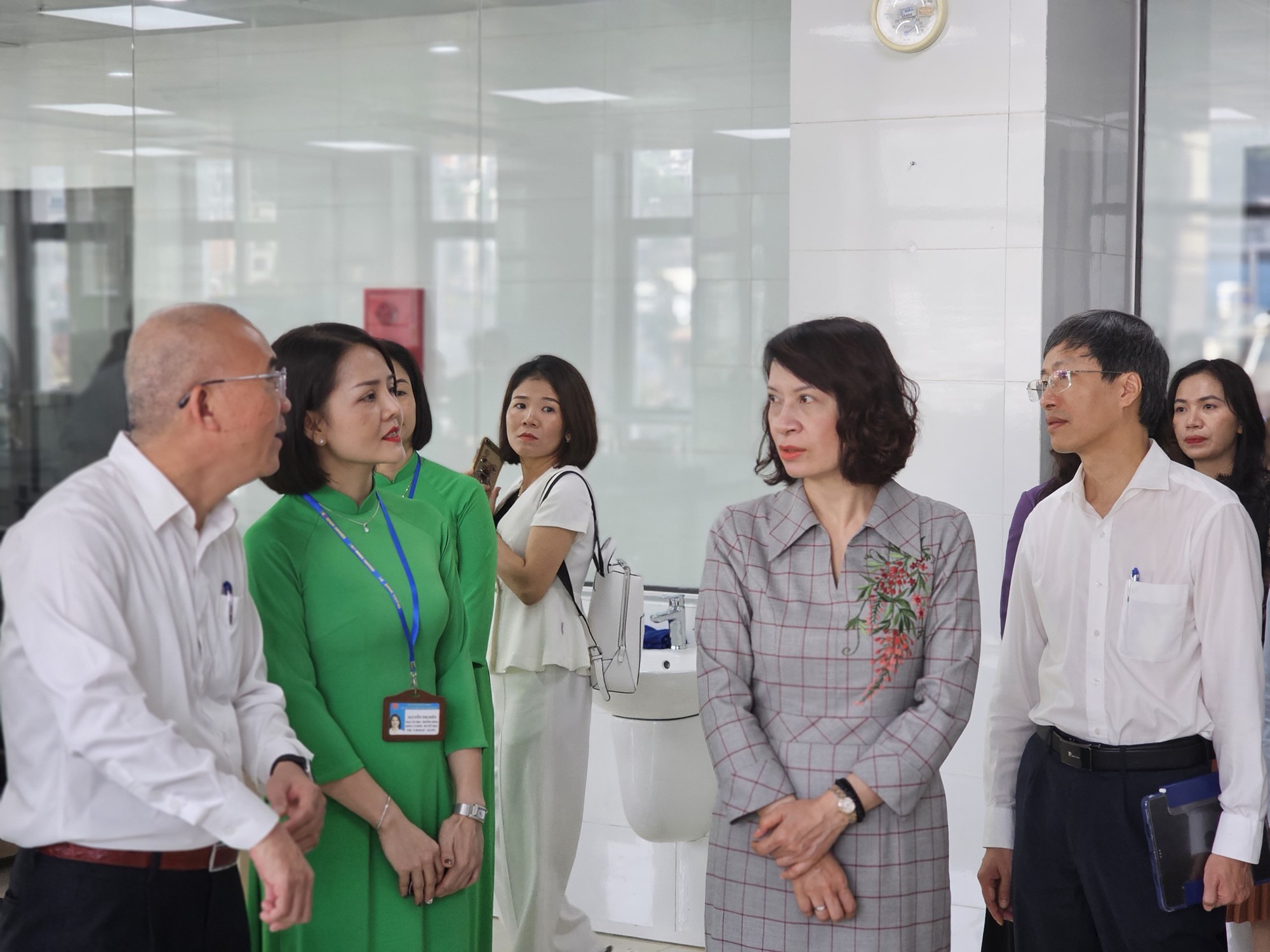 Thứ trưởng Bộ Y tế: Quảng Ninh tiếp tục đẩy mạnh giám sát phòng chống dịch, chăm sóc sức khỏe ban đầu  - Ảnh 3.