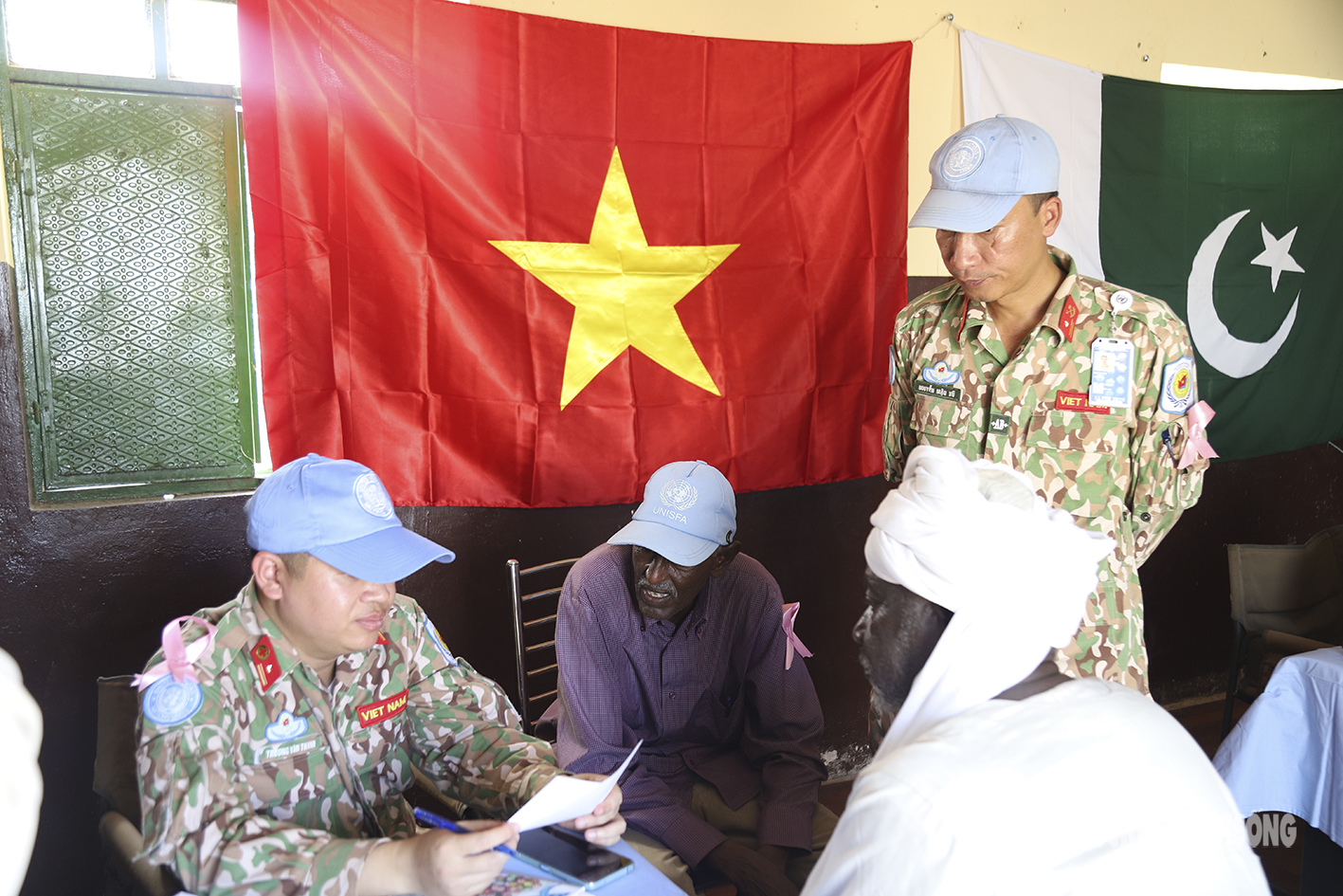 Thầy thuốc Việt Nam khám chữa bệnh miễn phí cho người dân khu vực Goli và Abyei - Ảnh 2.
