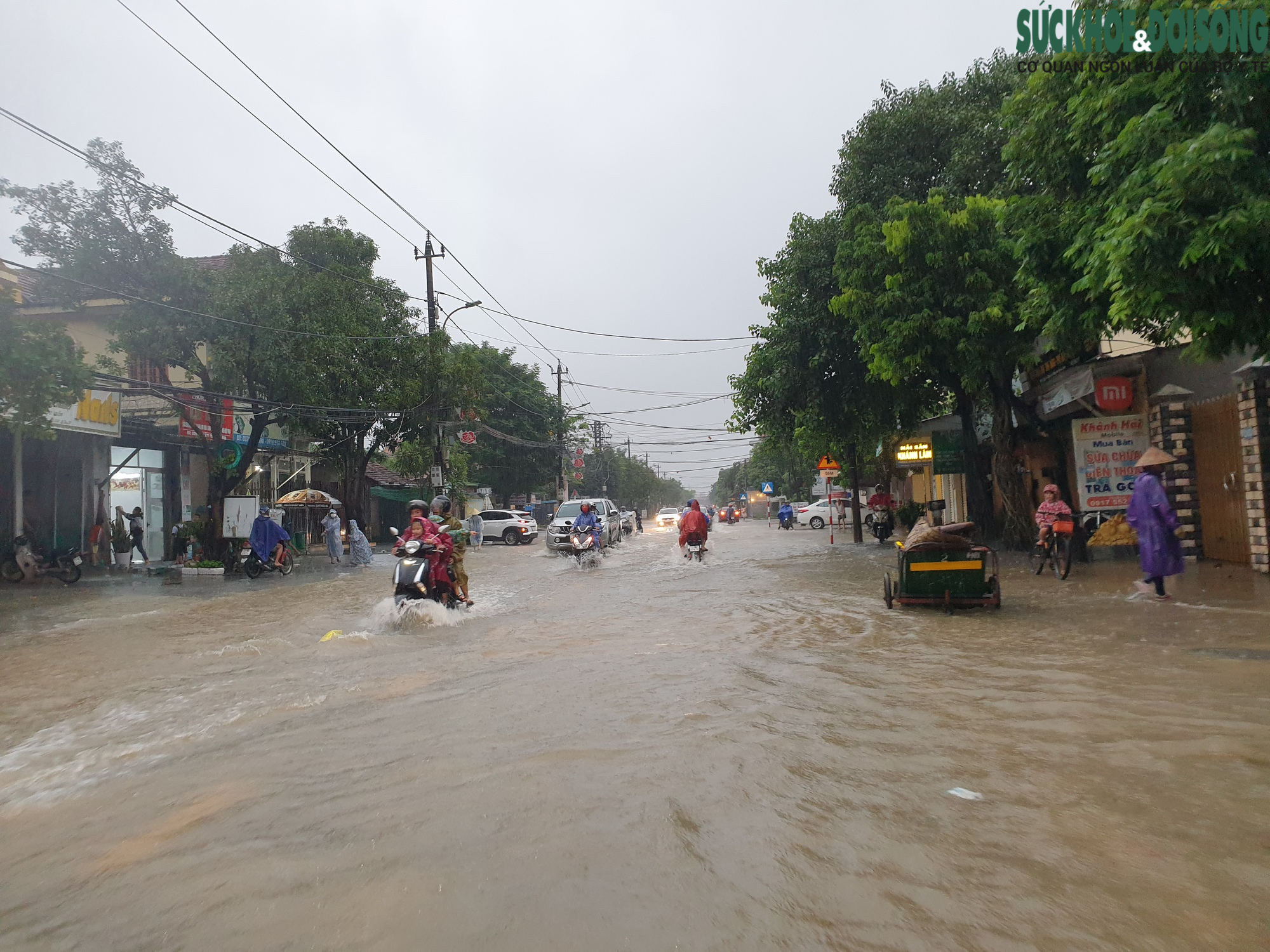 Mưa trắng trời, nước tràn vào nhà, người dân cấp tập dọn đồ  - Ảnh 1.