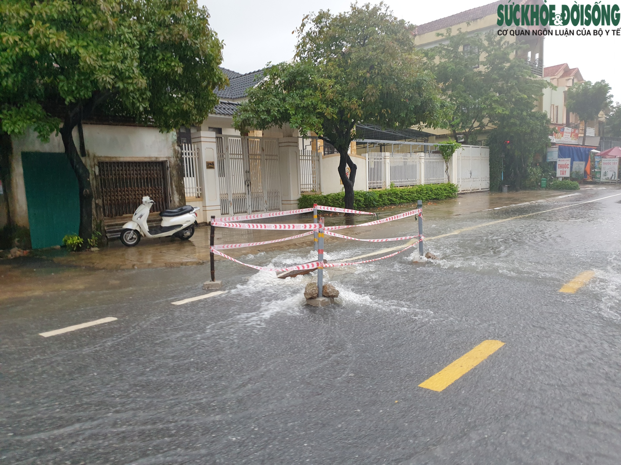 Mưa trắng trời, nước tràn vào nhà, người dân cấp tập dọn đồ  - Ảnh 2.