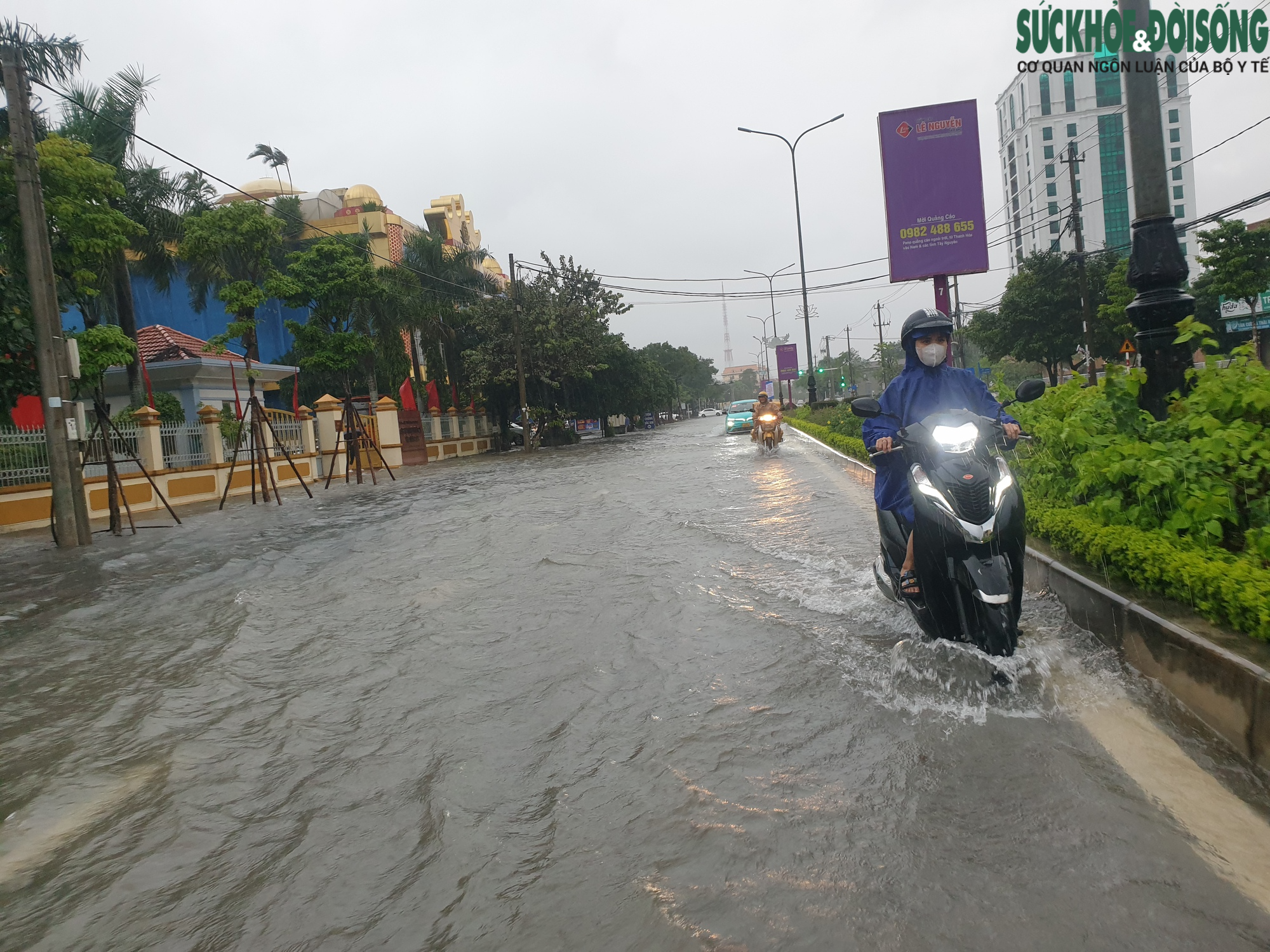 Mưa trắng trời, nước tràn vào nhà, người dân cấp tập dọn đồ  - Ảnh 3.