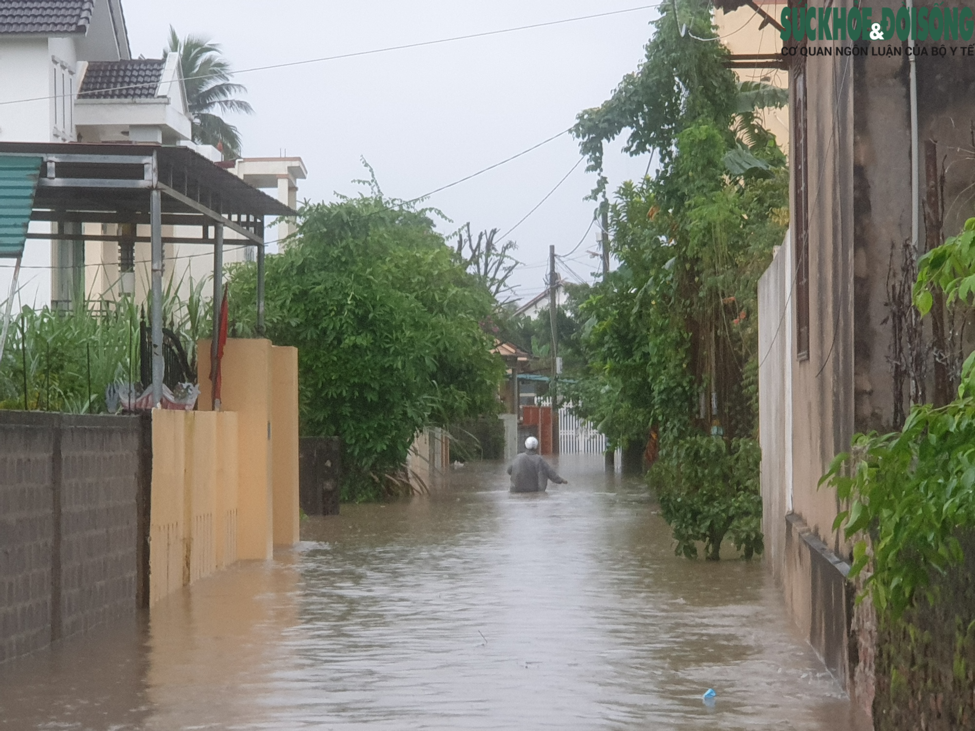 Mưa trắng trời, nước tràn vào nhà, người dân cấp tập dọn đồ  - Ảnh 7.