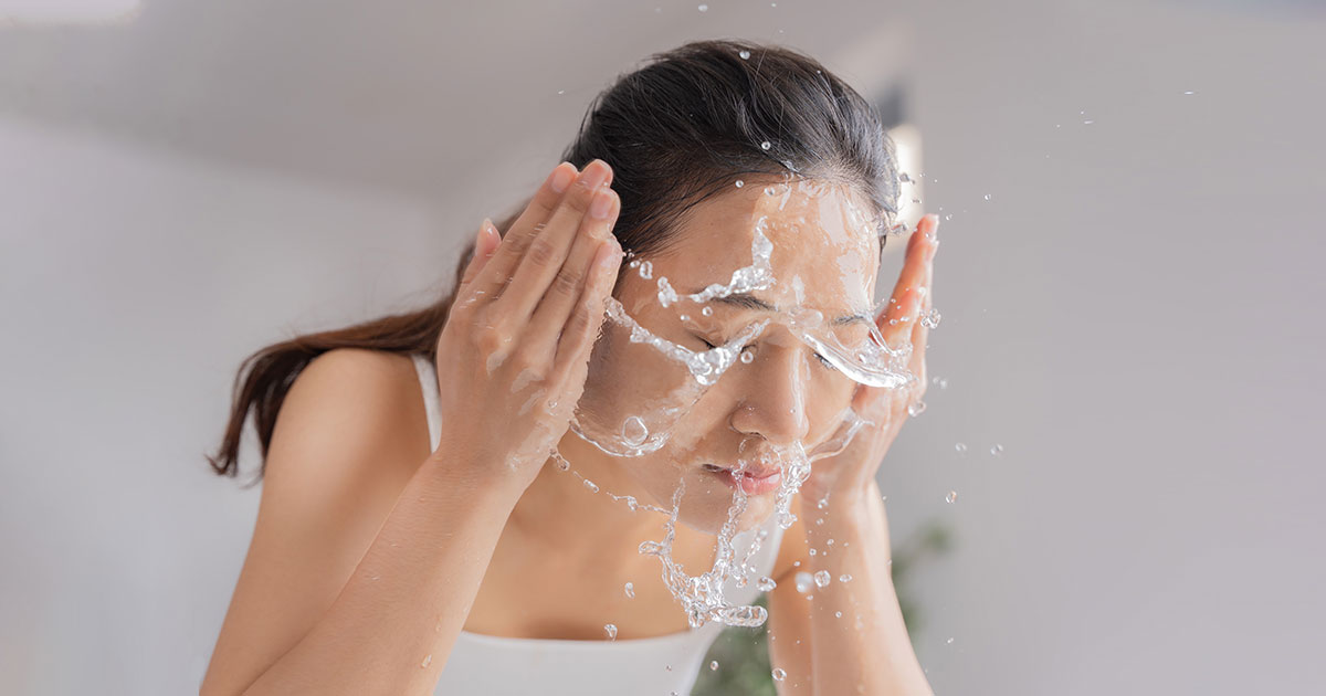 Rửa mặt bằng nước đá có giúp trẻ hóa làn da?  - Ảnh 1.