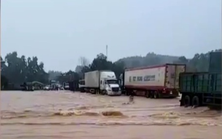 VIDEO: Bất chấp cảnh báo đường ngập, nhiều phương tiện vẫn liều mình "vượt" lũ