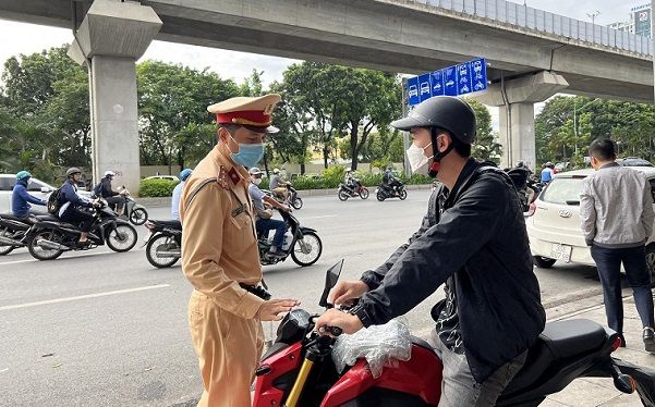 Chấm dứt tình trạng đi ngược chiều trên đường Nguyễn Trãi - Ảnh 4.