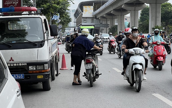 Chấm dứt tình trạng đi ngược chiều trên đường Nguyễn Trãi - Ảnh 3.