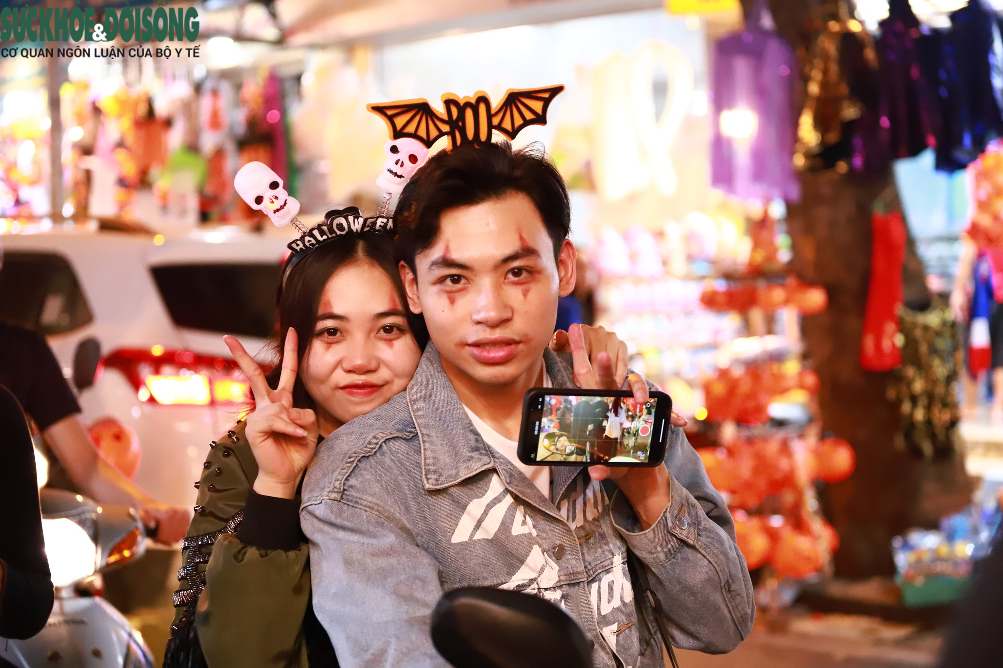 Hà Nội: Dàn 'nhóc tì' xuống phố, hóa trang độc lạ trong đêm Halloween - Ảnh 2.