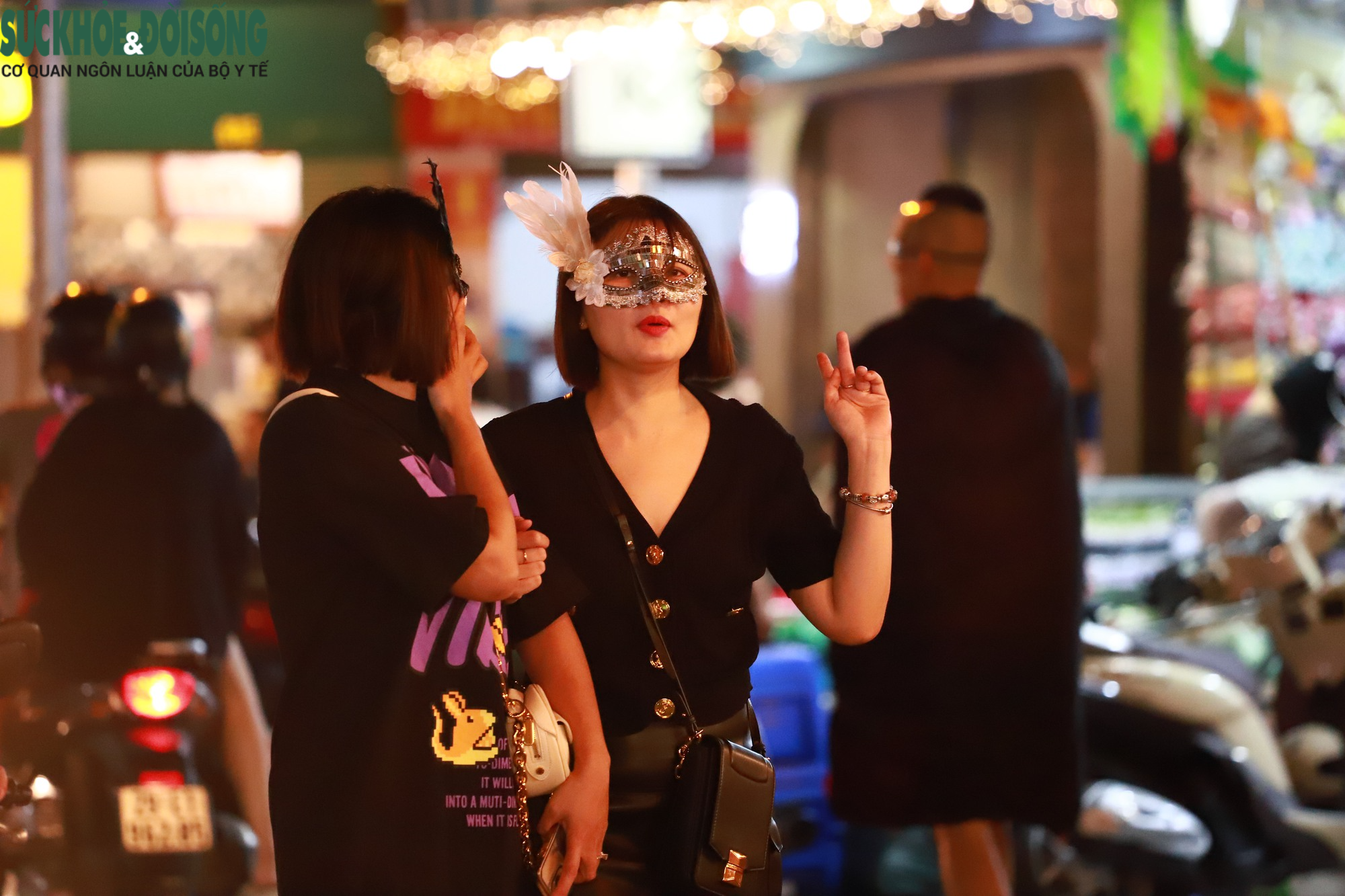 Hà Nội: Dàn 'nhóc tì' xuống phố, hóa trang độc lạ trong đêm Halloween - Ảnh 5.