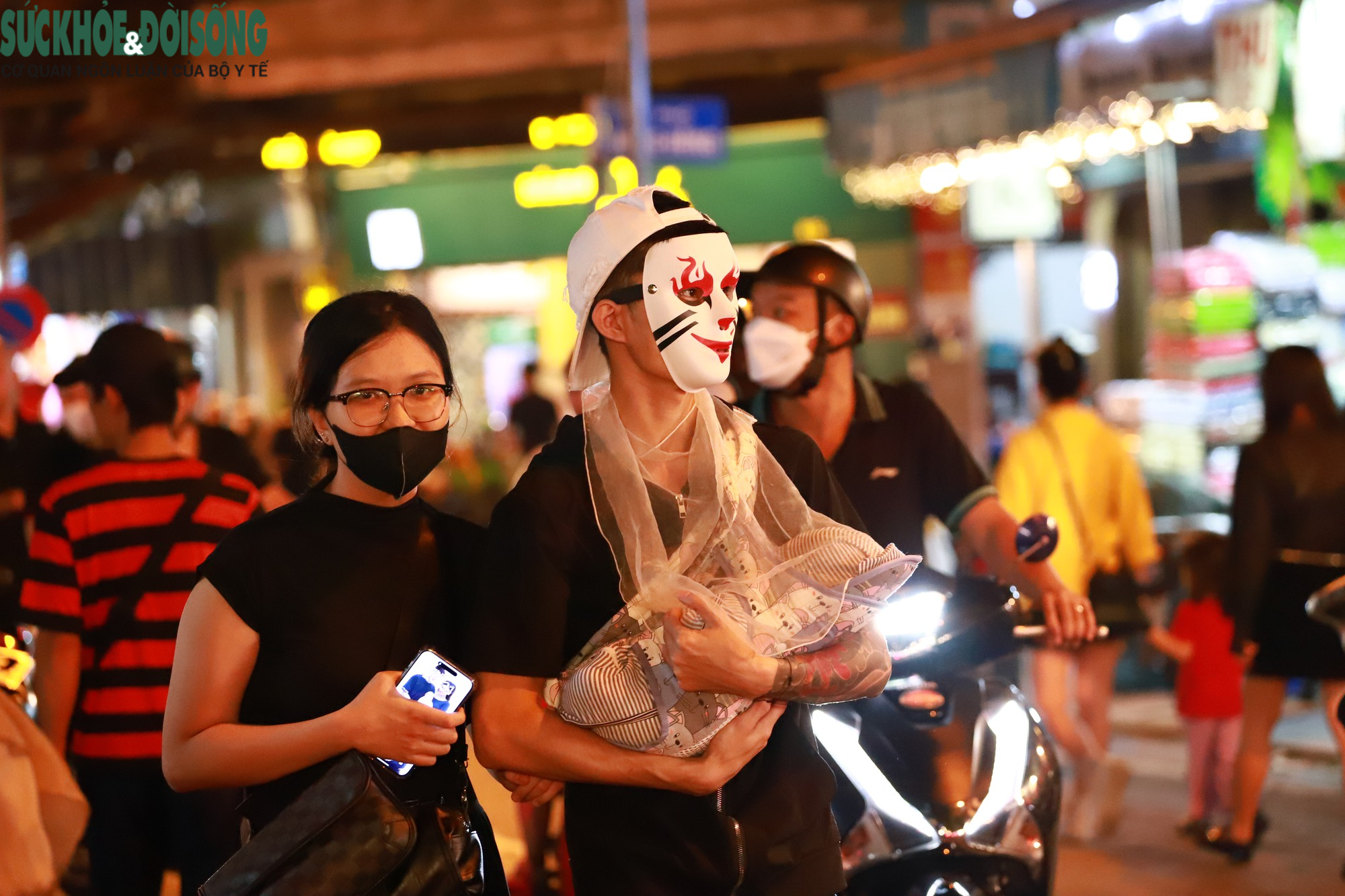 Hà Nội: Dàn 'nhóc tì' xuống phố, hóa trang độc lạ trong đêm Halloween - Ảnh 11.