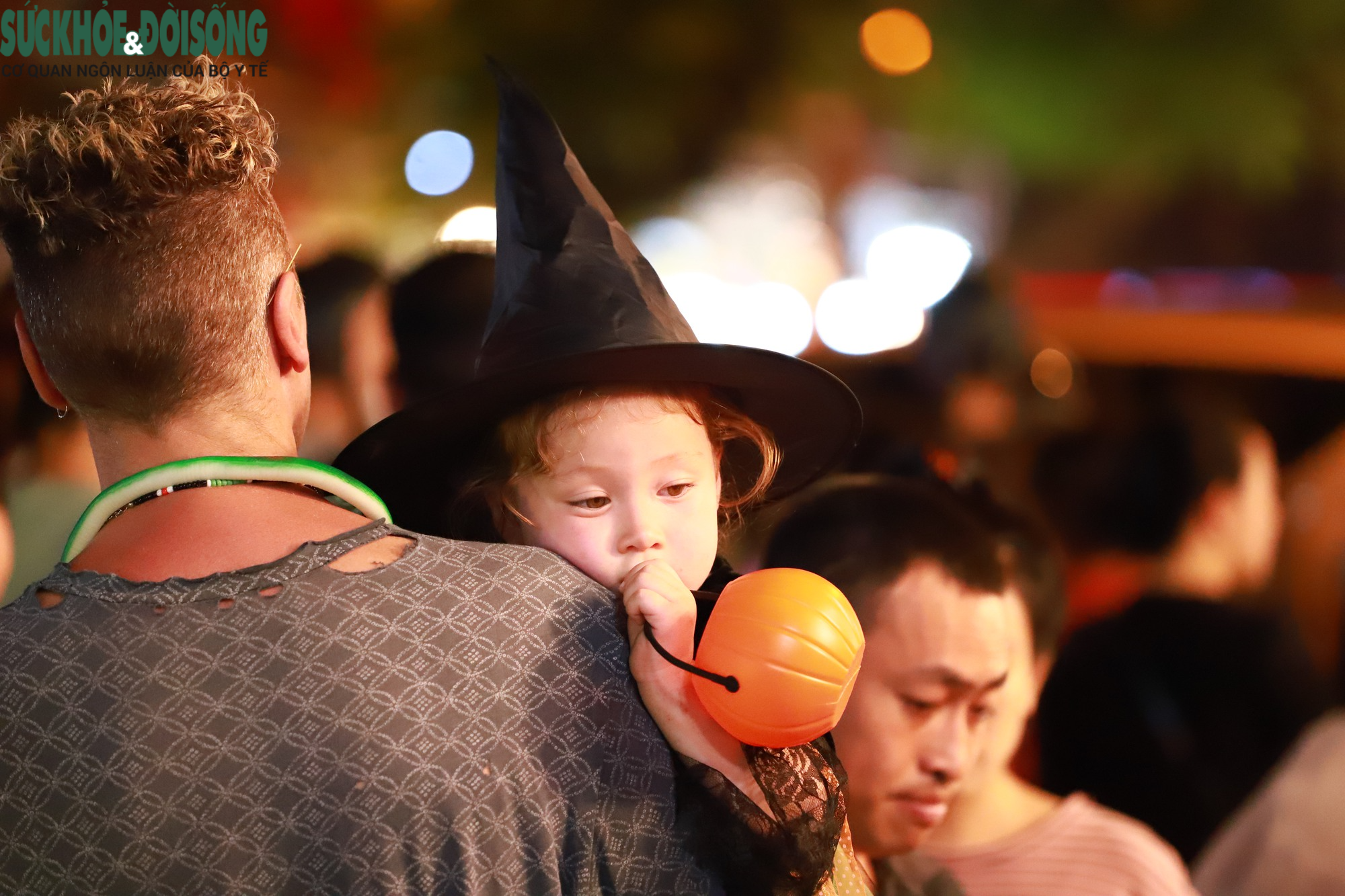 Hà Nội: Dàn 'nhóc tì' xuống phố, hóa trang độc lạ trong đêm Halloween - Ảnh 19.