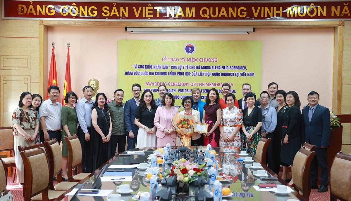 Bộ Y tế trao Kỷ niệm chương 'Vì sức khỏe nhân dân' cho Giám đốc Quốc gia UNAIDS tại Việt Nam - Ảnh 3.
