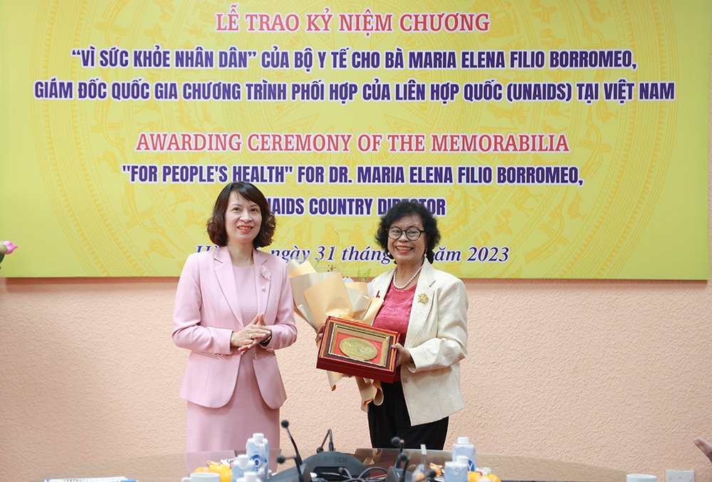 Bộ Y tế trao Kỷ niệm chương 'Vì sức khỏe nhân dân' cho Giám đốc Quốc gia UNAIDS tại Việt Nam - Ảnh 1.