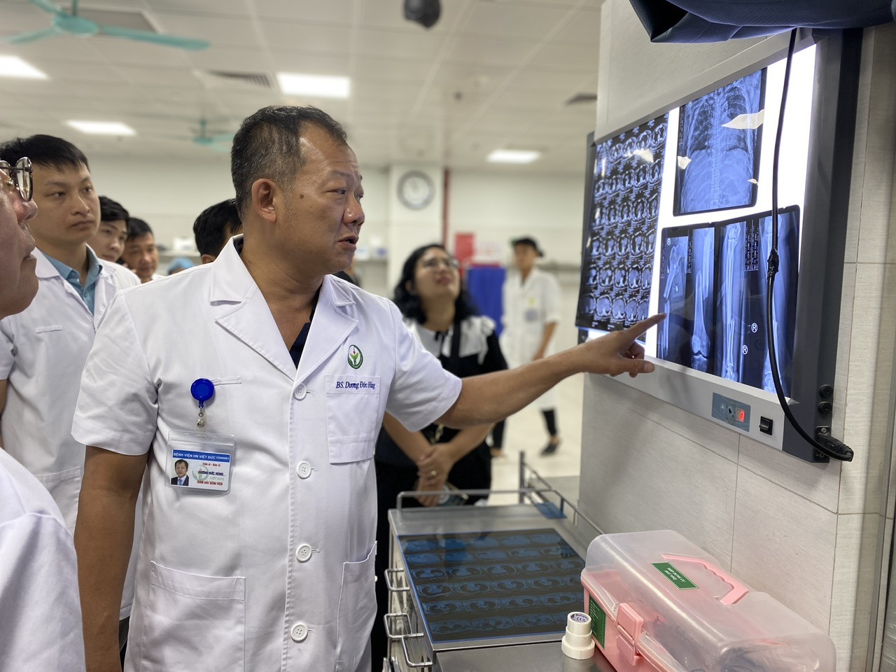 Bệnh viện Việt Đức nỗ lực cứu nạn nhân vụ tai nạn giao thông ở Lạng Sơn  - Ảnh 2.