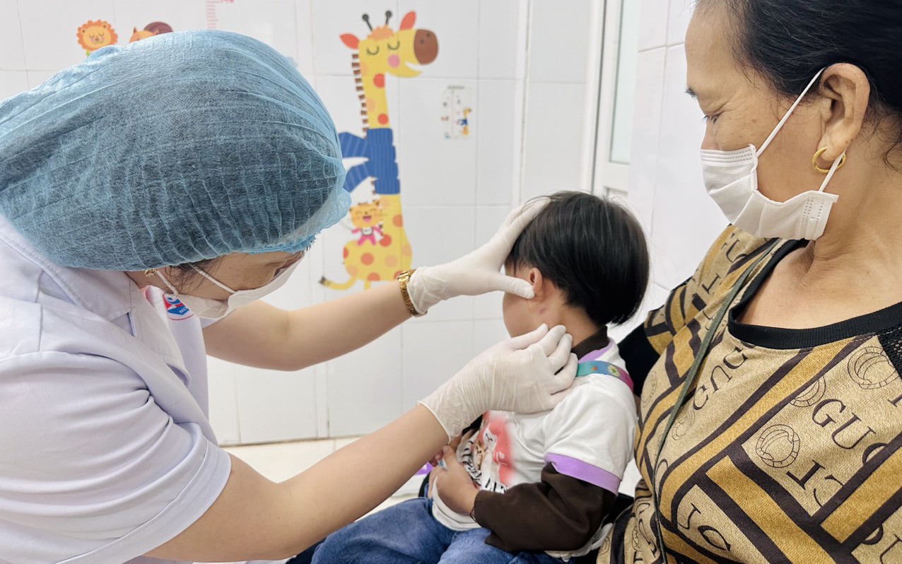 Sốt cao theo cơn, đau mang tai, trẻ nhập viện vì mắc bệnh truyền nhiễm có tỉ lệ tử vong cao