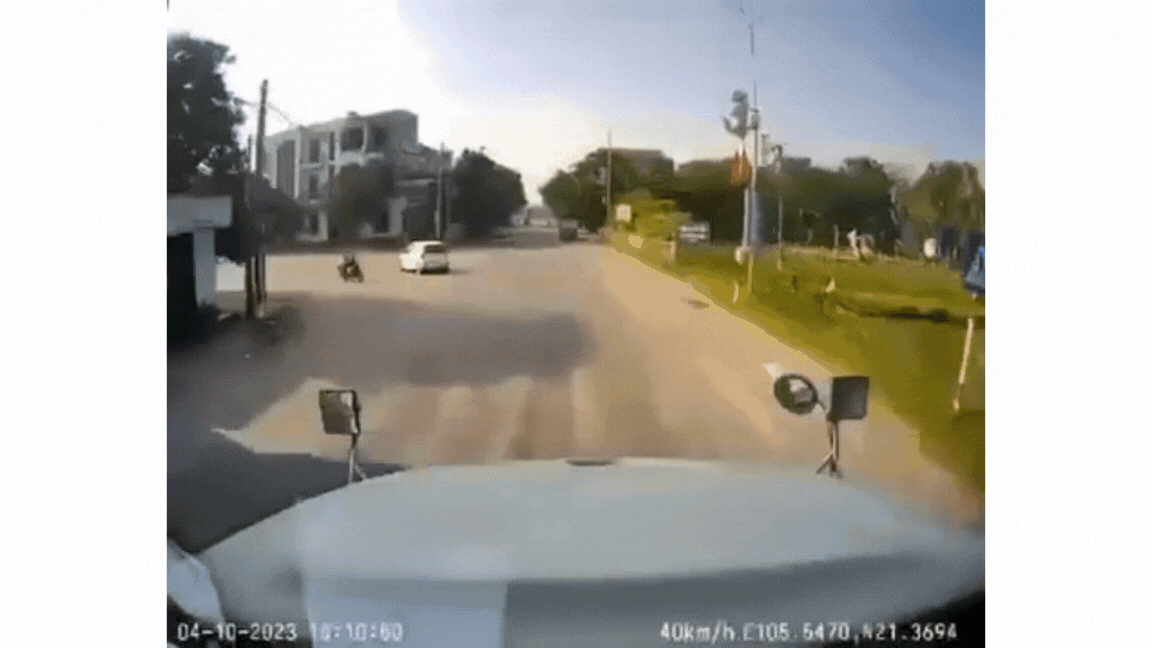 [VIDEO] Vào cua bất cẩn, người đi xe máy bị cuốn vào gầm xe đầu kéo - Ảnh 3.
