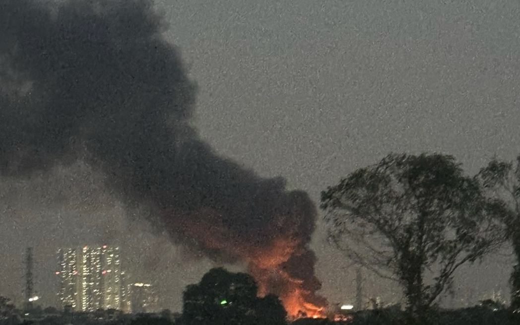 Hà Nội: Nhà xưởng bốc cháy dữ dội, cột khói cao hàng chục mét