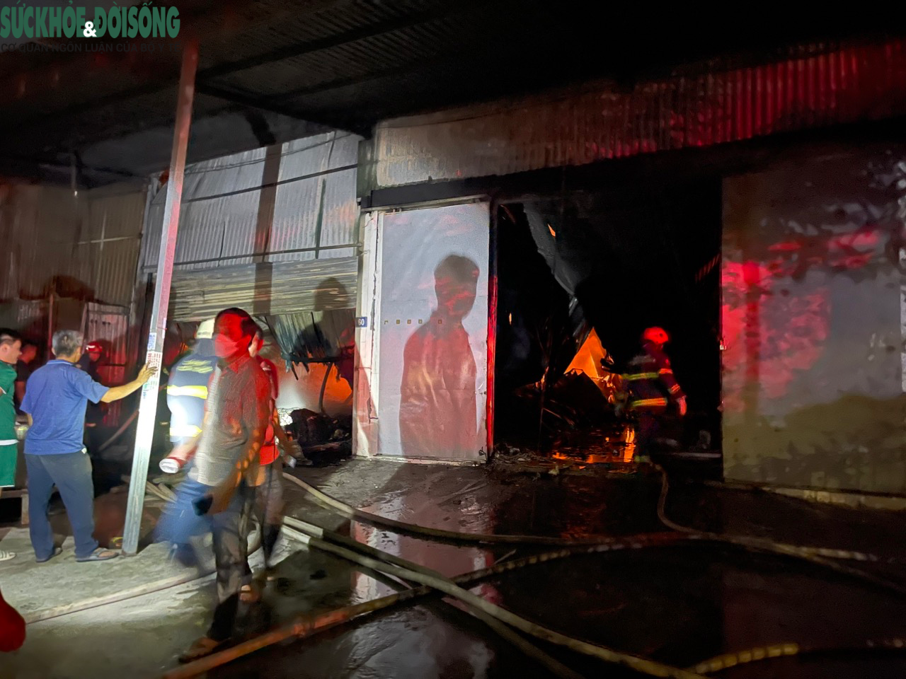 Video cảnh sát khống chế đám cháy nhà xưởng ở Hà Nội - Ảnh 3.