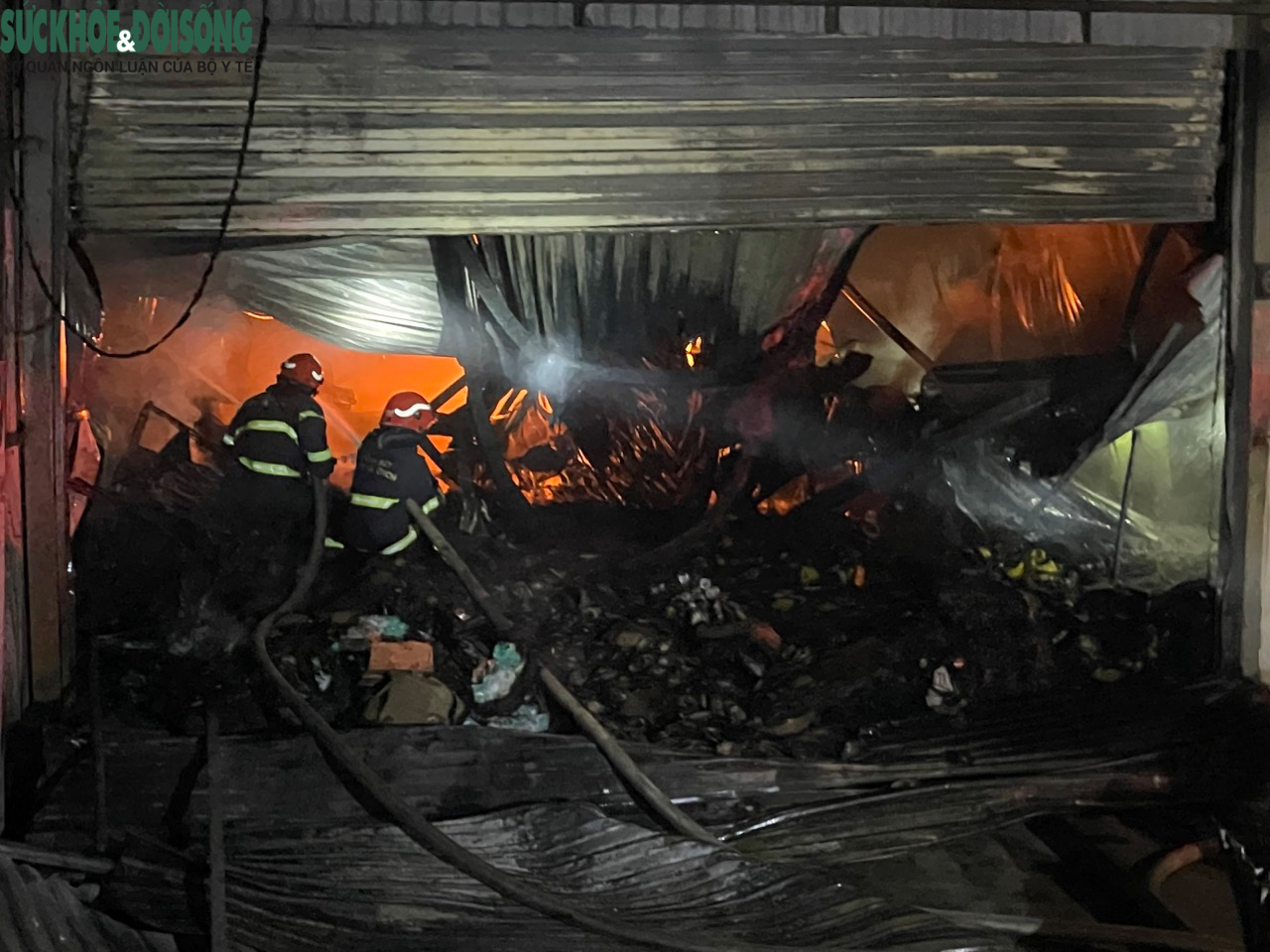 Video cảnh sát khống chế đám cháy nhà xưởng ở Hà Nội - Ảnh 4.