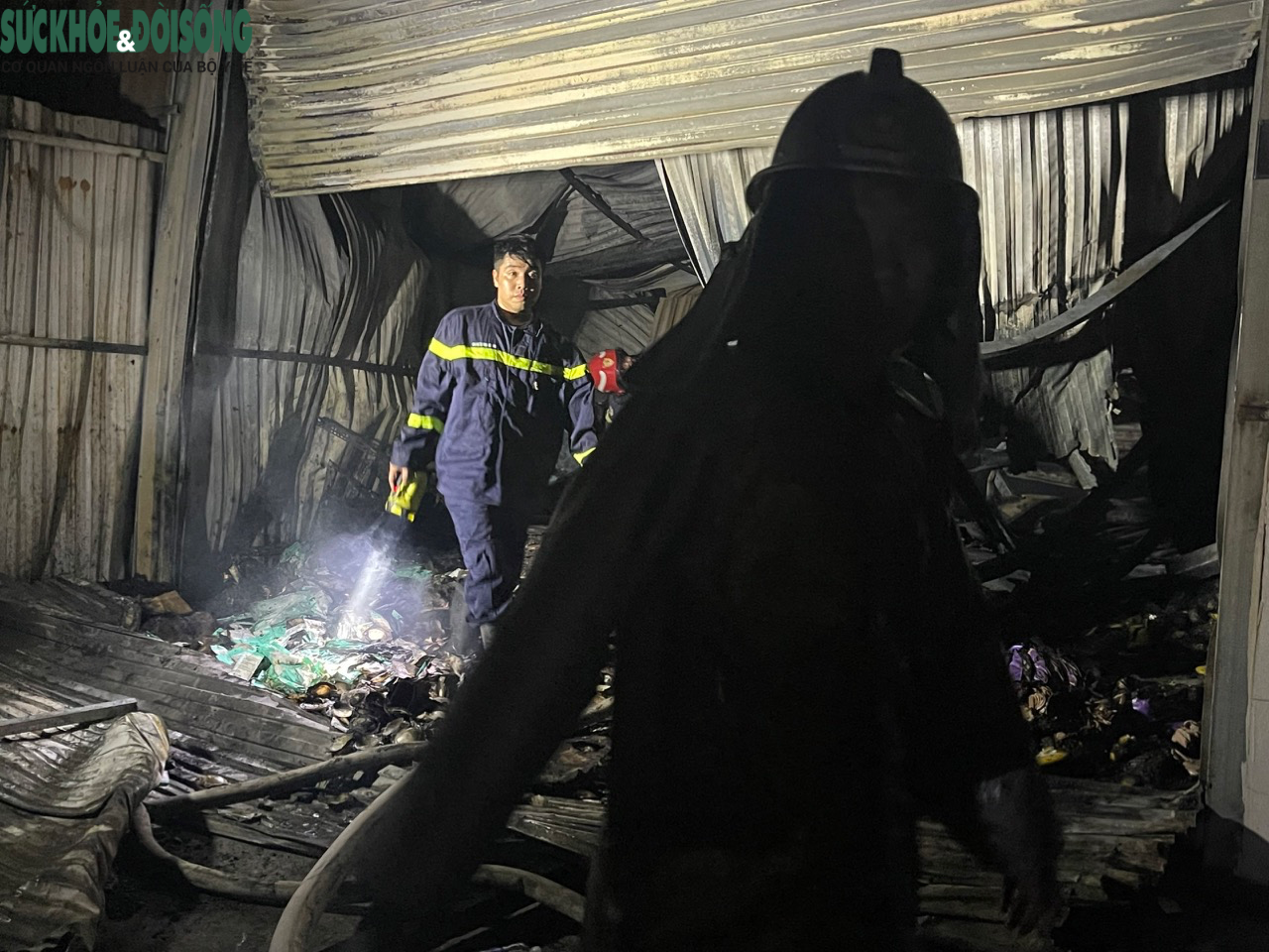 Video cảnh sát khống chế đám cháy nhà xưởng ở Hà Nội - Ảnh 5.