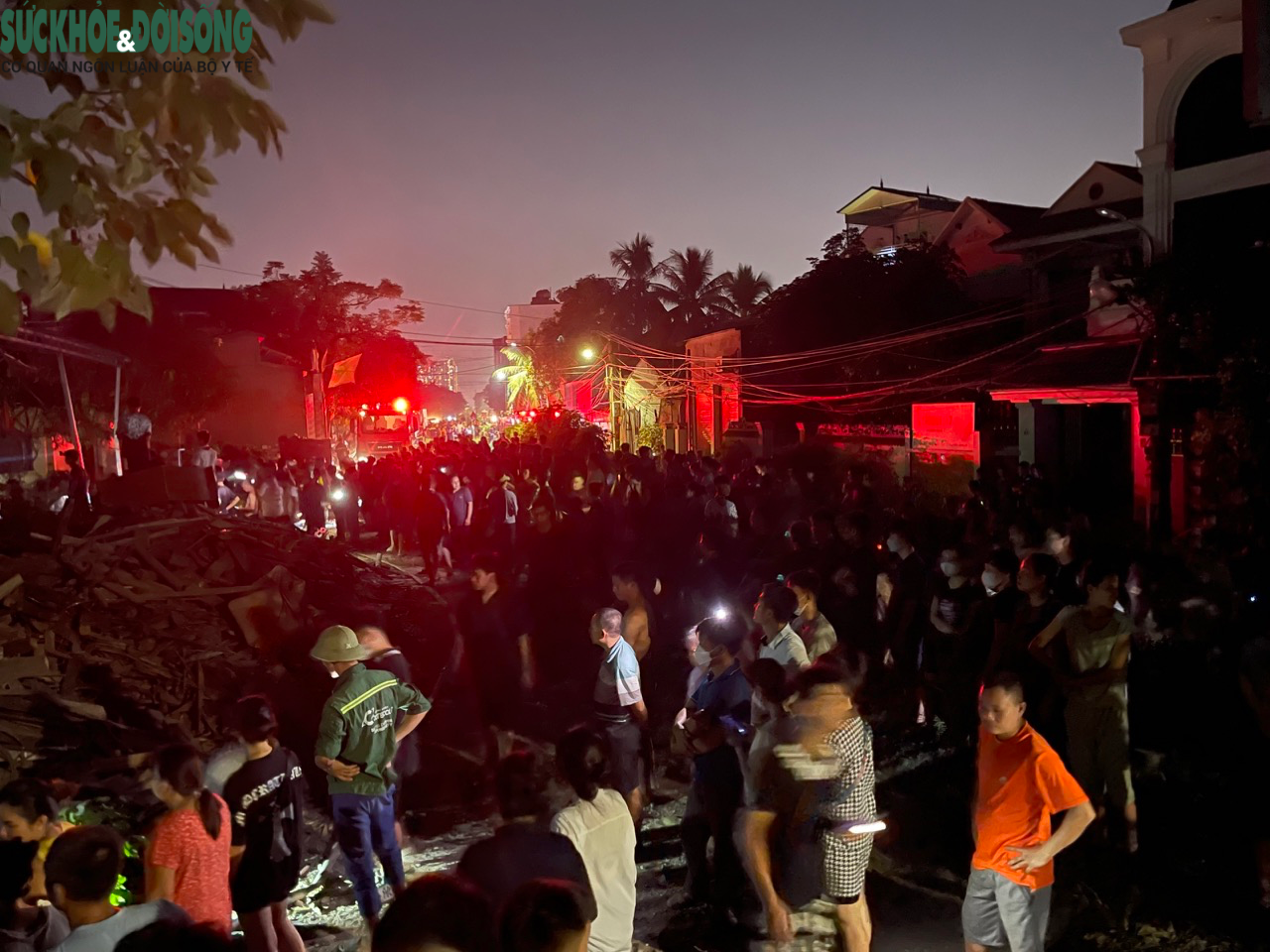Video cảnh sát khống chế đám cháy nhà xưởng ở Hà Nội - Ảnh 7.