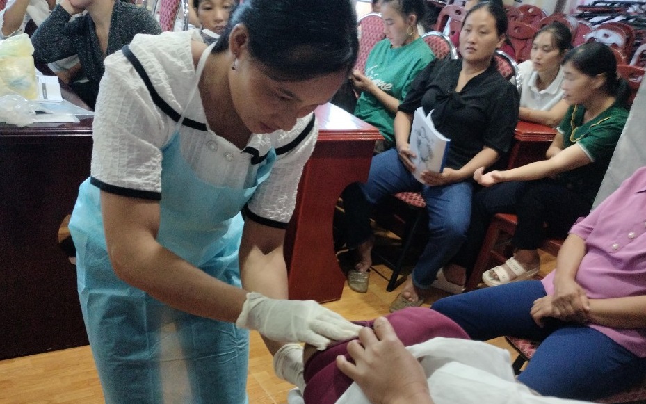 Tập huấn kiến thức chăm sóc sức khỏe bà mẹ và trẻ em cho các cô đỡ thôn bản tại Cao Bằng