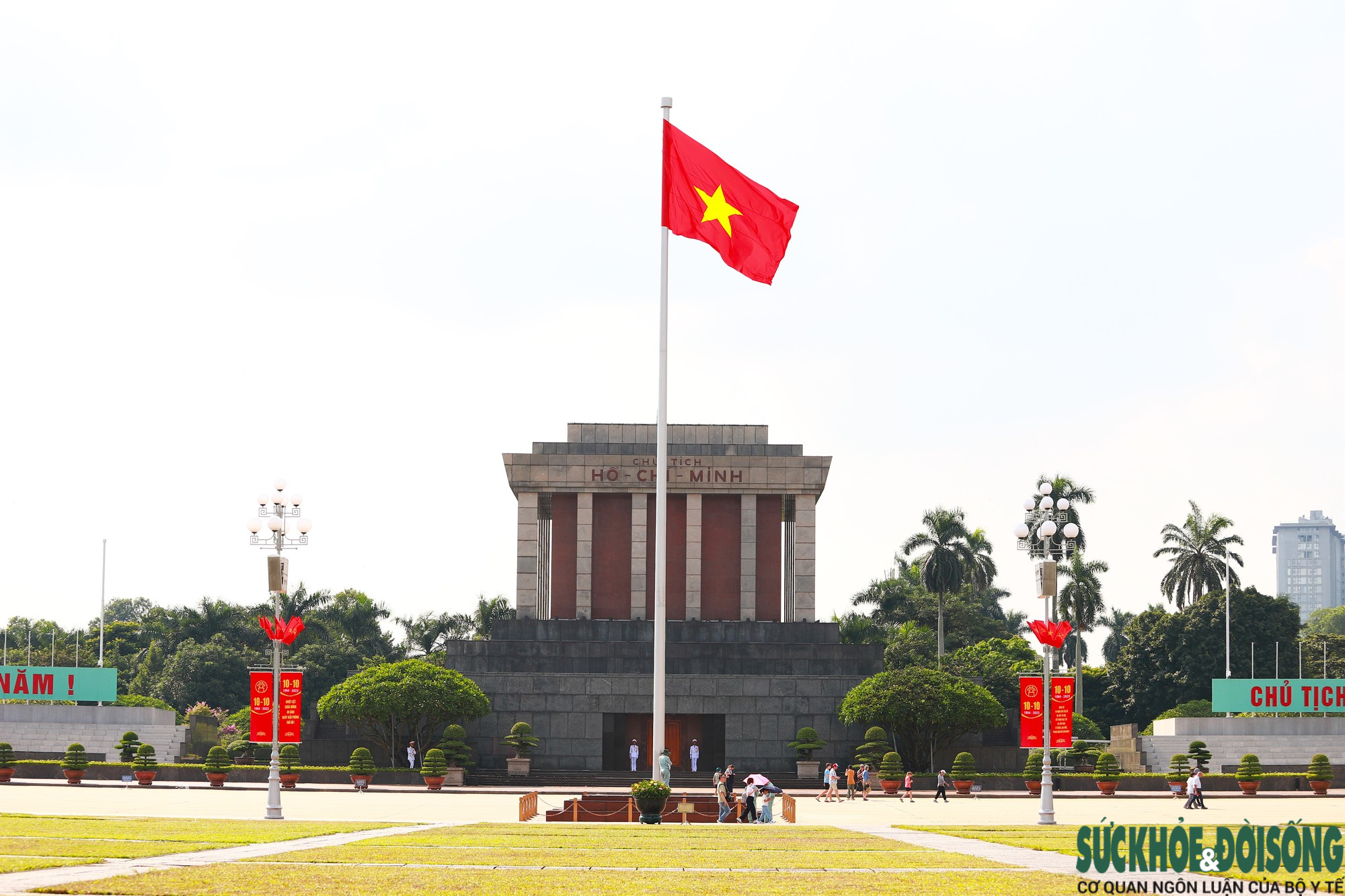 Hà Nội 'thay áo mới' mừng ngày Giải phóng Thủ đô - Ảnh 2.