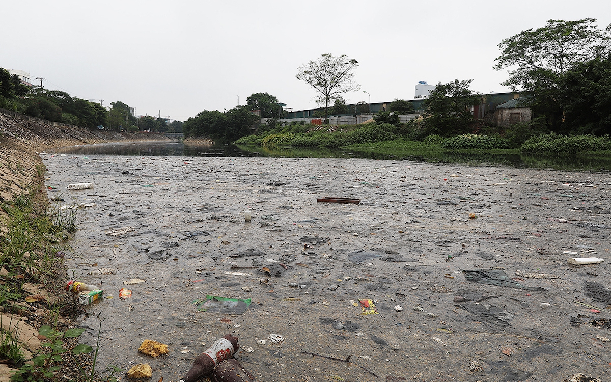 Có nên lấy nước sông Hồng làm sạch ô nhiễm sông Nhuệ?