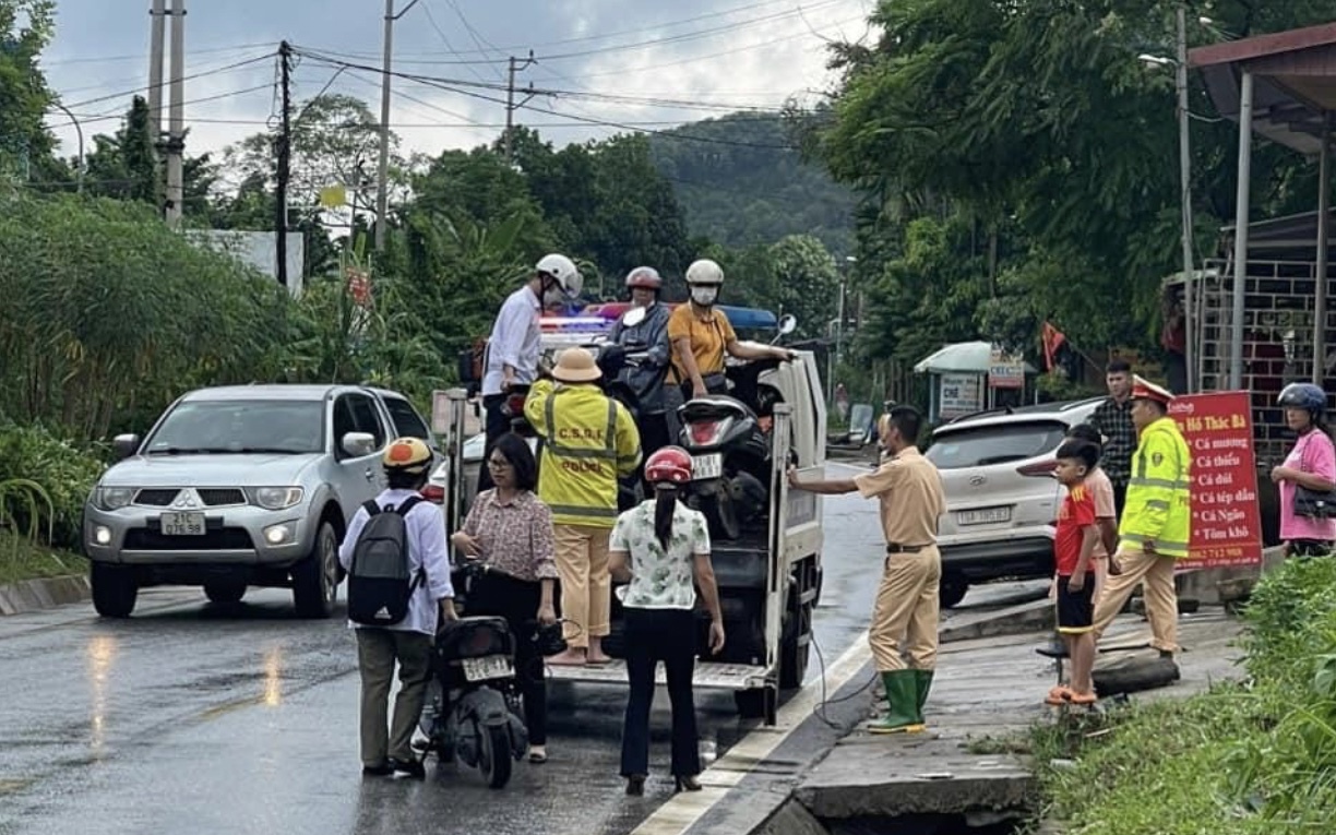 Mưa lớn gây ngập ở Yên Bái, CSGT dùng xe chuyên dụng chở người dân