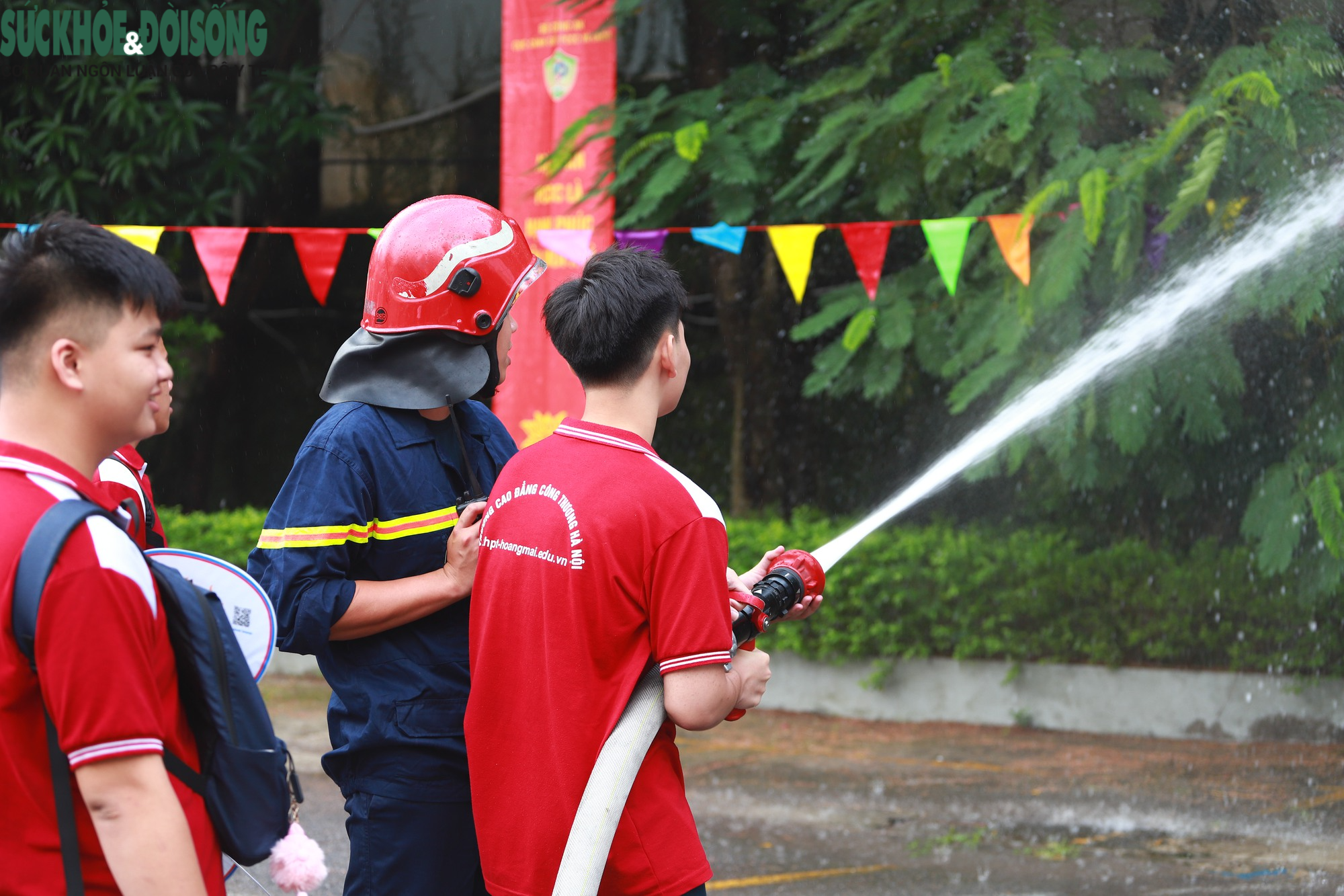 Ấn tượng hình ảnh học sinh, sinh viên trải nghiệm phòng cháy chữa cháy, cứu nạn cứu hộ - Ảnh 17.