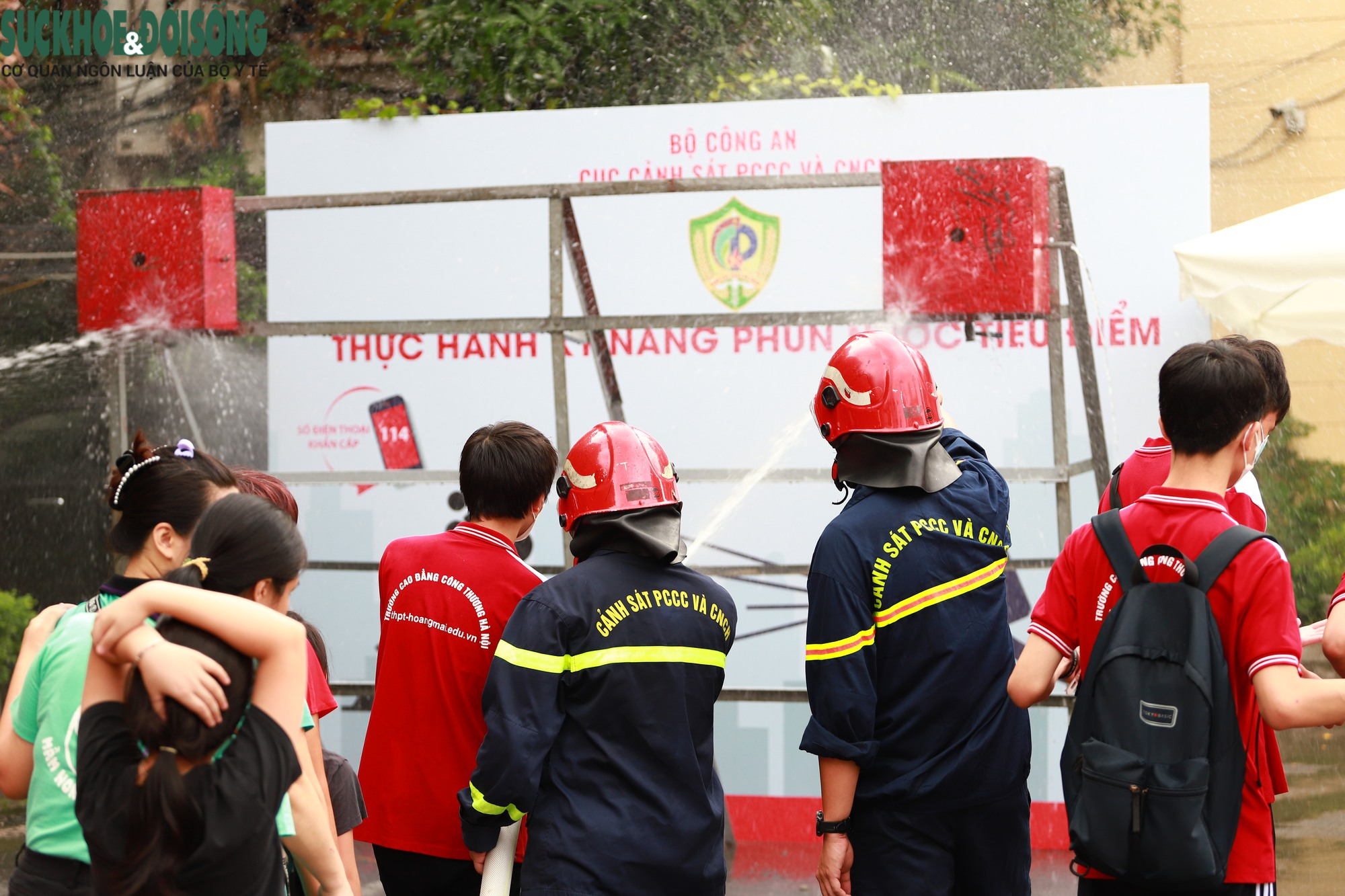 Ấn tượng hình ảnh học sinh, sinh viên trải nghiệm phòng cháy chữa cháy, cứu nạn cứu hộ - Ảnh 18.