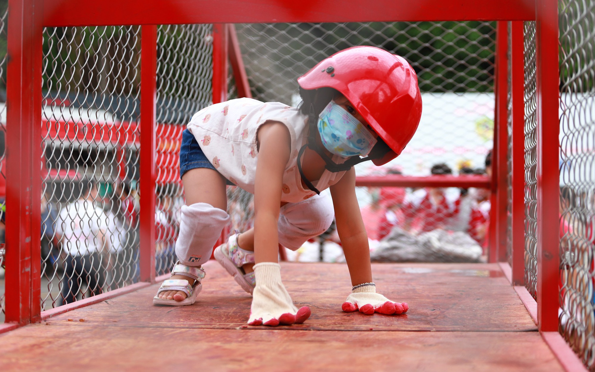 Hàng trăm người dân trải nghiệm phòng cháy chữa cháy, cứu nạn cứu hộ