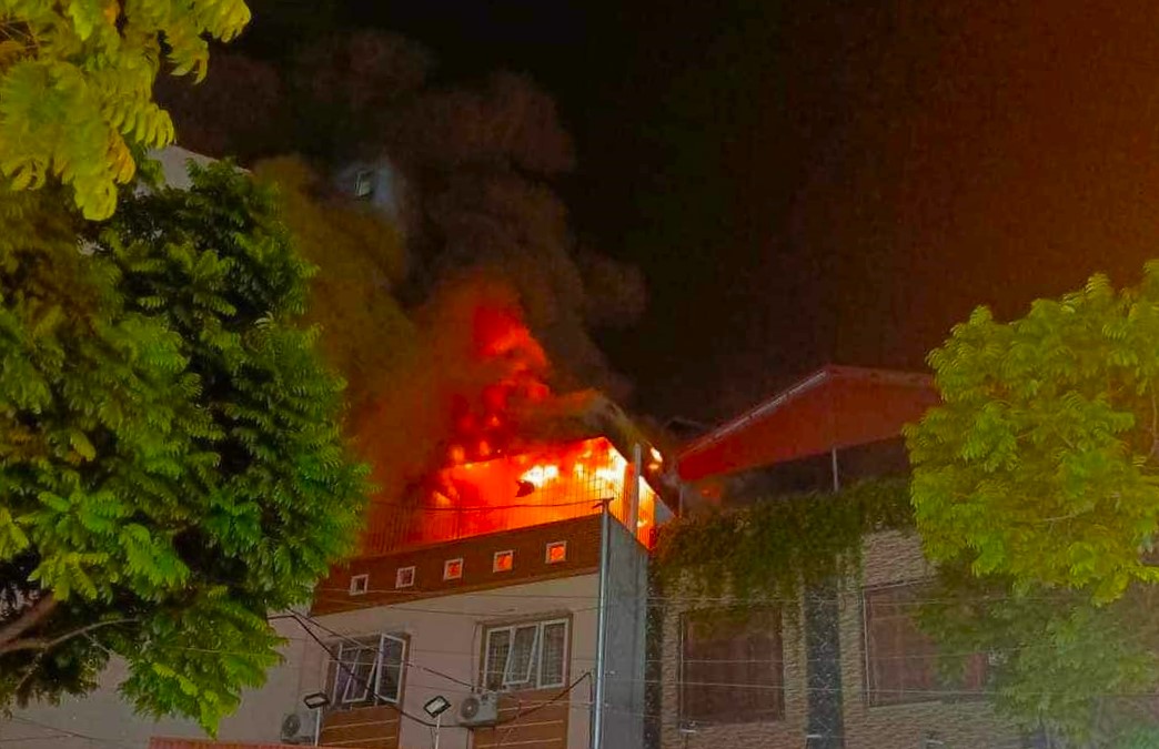 Hà Nội: Nhà 3 tầng bốc cháy trong đêm tối
