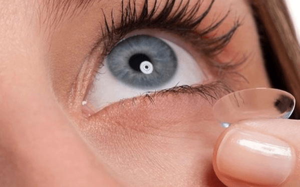 Cách khắc phục đỏ mắt khi đeo kính áp tròng