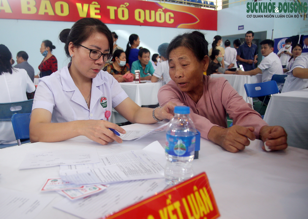 Hà Nội: Gần 2.000 người được khám bệnh, cấp phát thuốc miễn phí tại Ngày hội y tế cơ sở- Ảnh 8.