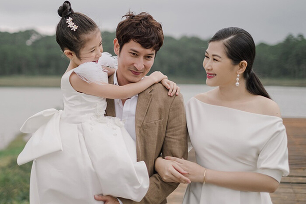 Sao Việt yêu không vội cưới: Huy Khánh 'hơi ngượng' khi tổ chức hôn lễ với mẹ của con gái- Ảnh 5.