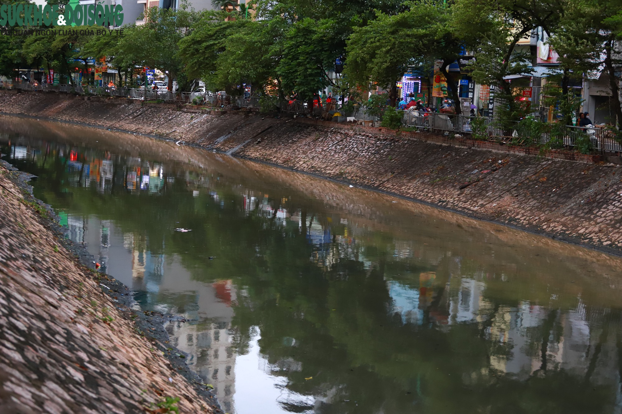 Dừng dự án thu gom nước thải sông Lừ, người dân tiếp tục "sống mòn" bên con sông ô nhiễm- Ảnh 3.