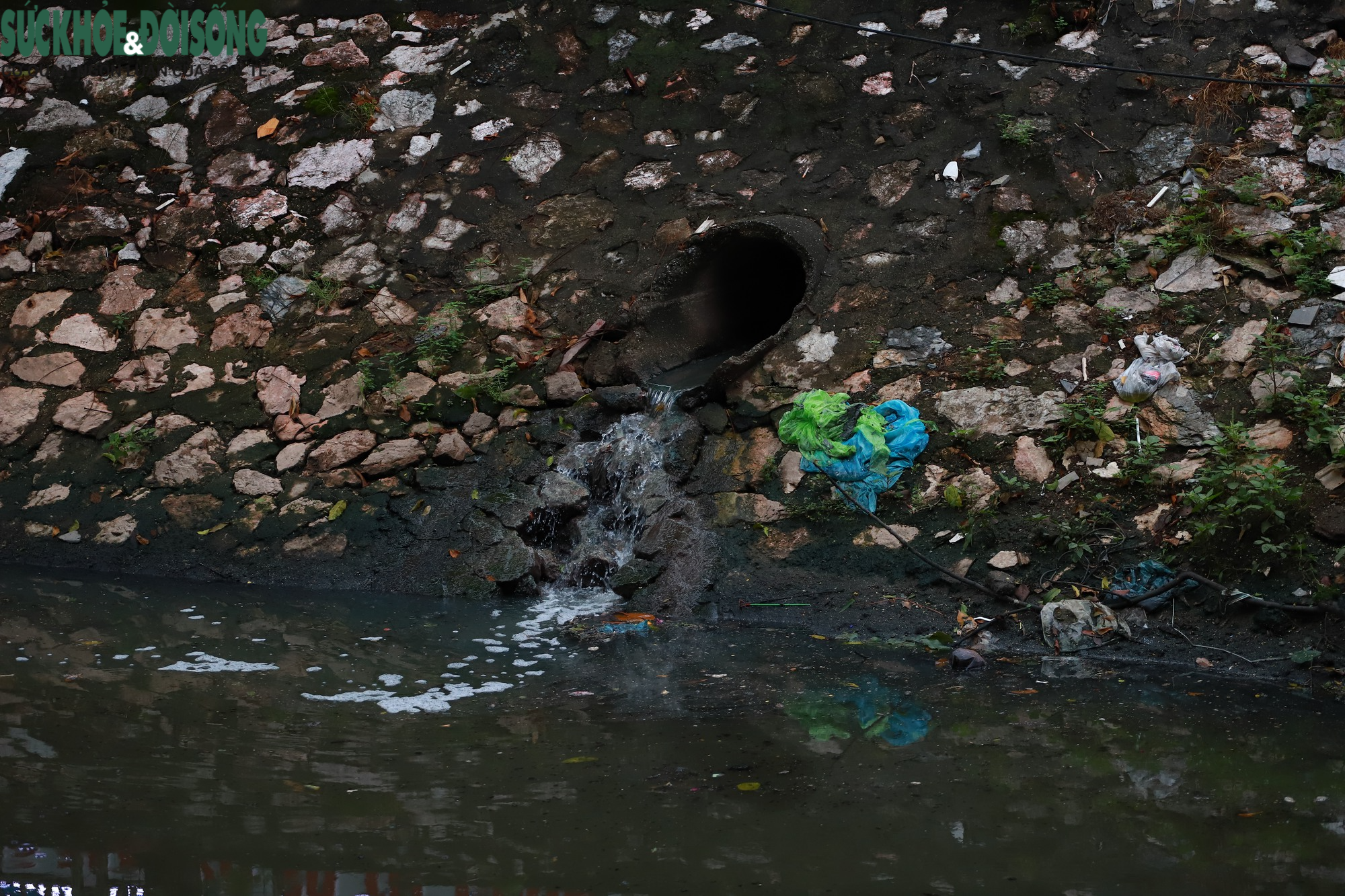 Dừng dự án thu gom nước thải sông Lừ, người dân tiếp tục "sống mòn" bên con sông ô nhiễm- Ảnh 5.