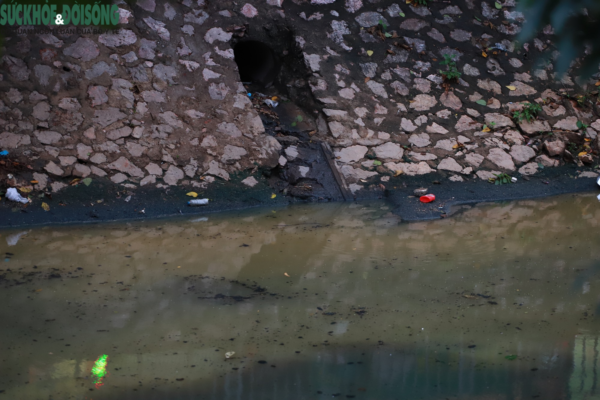 Dừng dự án thu gom nước thải sông Lừ, người dân tiếp tục "sống mòn" bên con sông ô nhiễm- Ảnh 6.