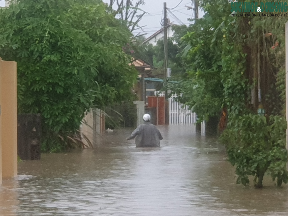 Mùa mưa lũ về người dân nơm nớp nỗi lo ngập lụt - Ảnh 1.