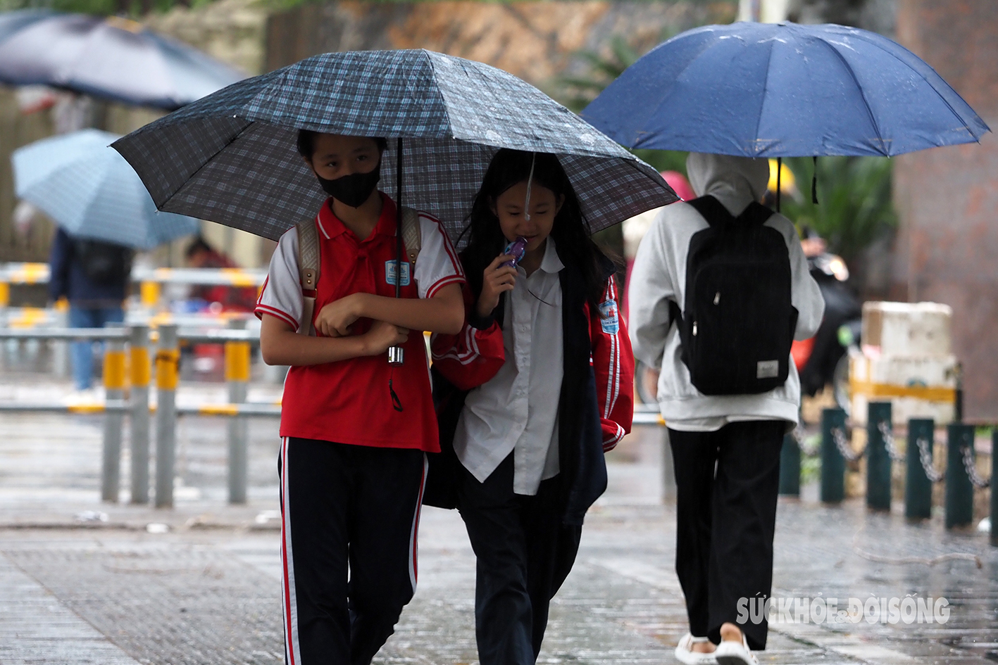 Người dân Thủ đô đi làm trong mưa rét sáng đầu tuần- Ảnh 3.