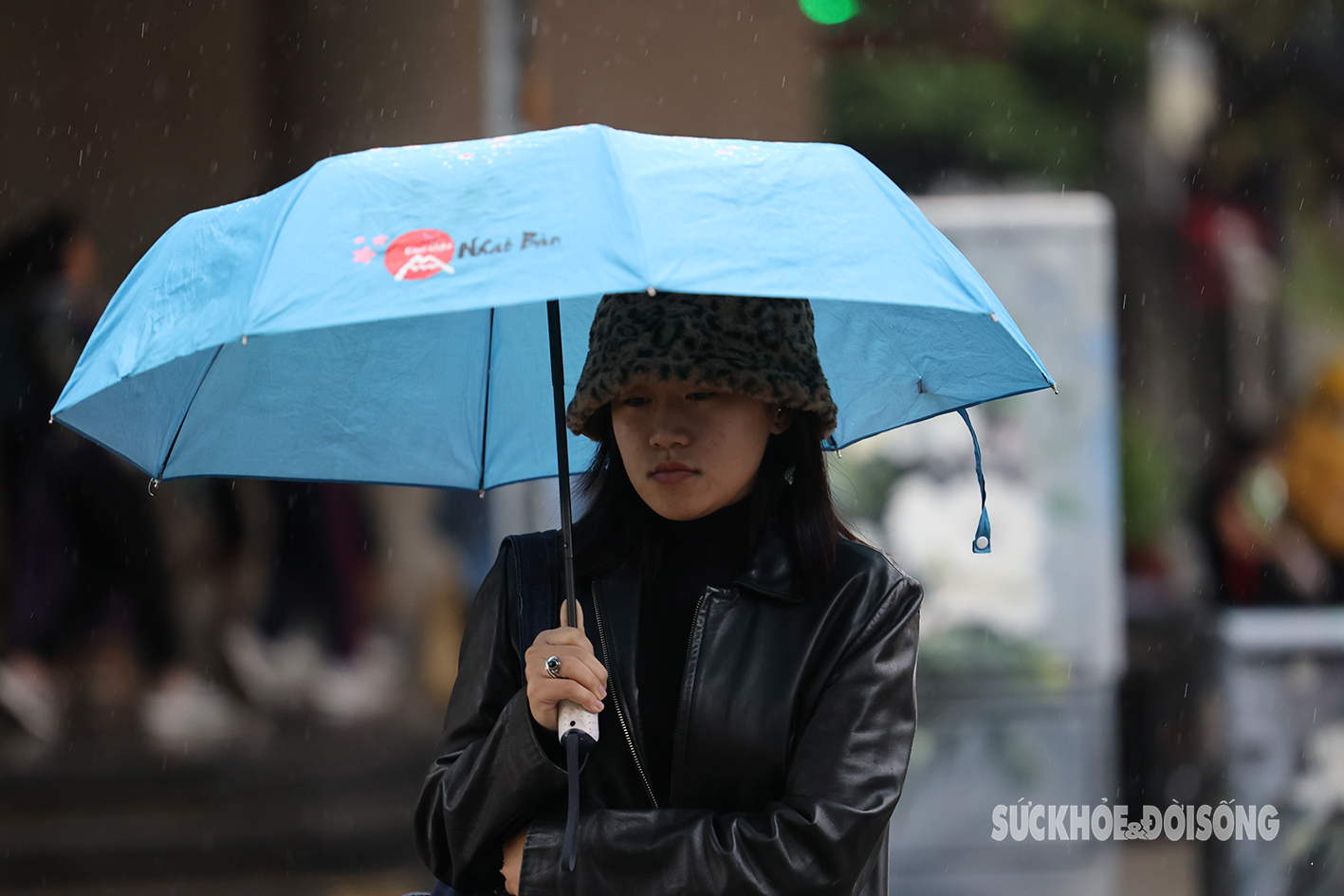 Người dân Thủ đô đi làm trong mưa rét sáng đầu tuần- Ảnh 9.