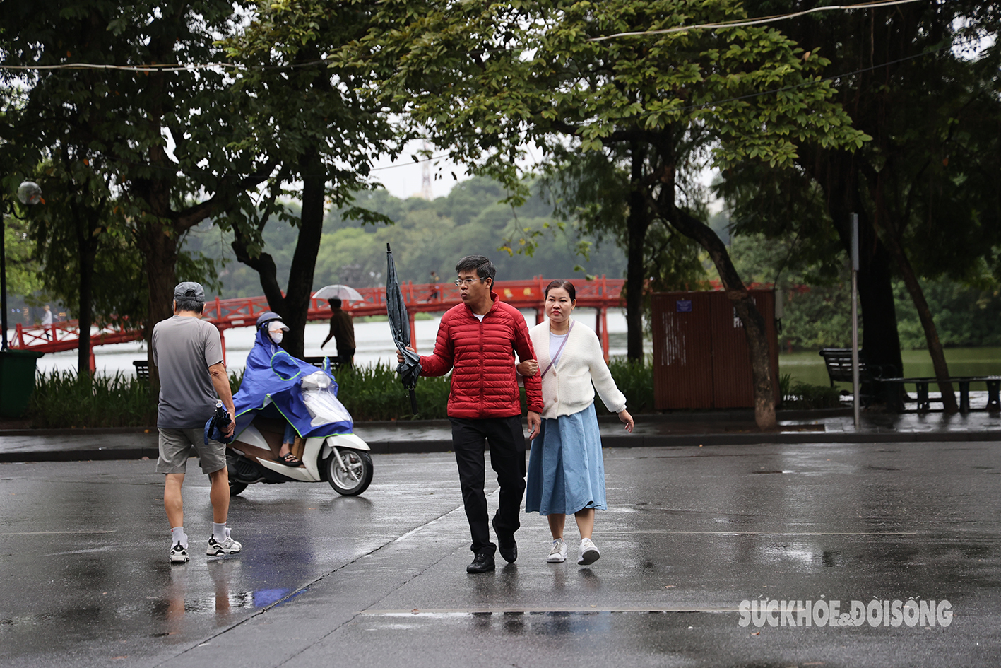 Người dân Thủ đô đi làm trong mưa rét sáng đầu tuần- Ảnh 10.