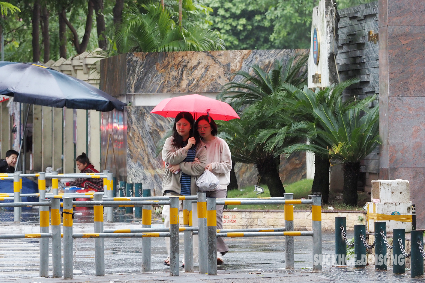 Người dân Thủ đô đi làm trong mưa rét sáng đầu tuần- Ảnh 7.