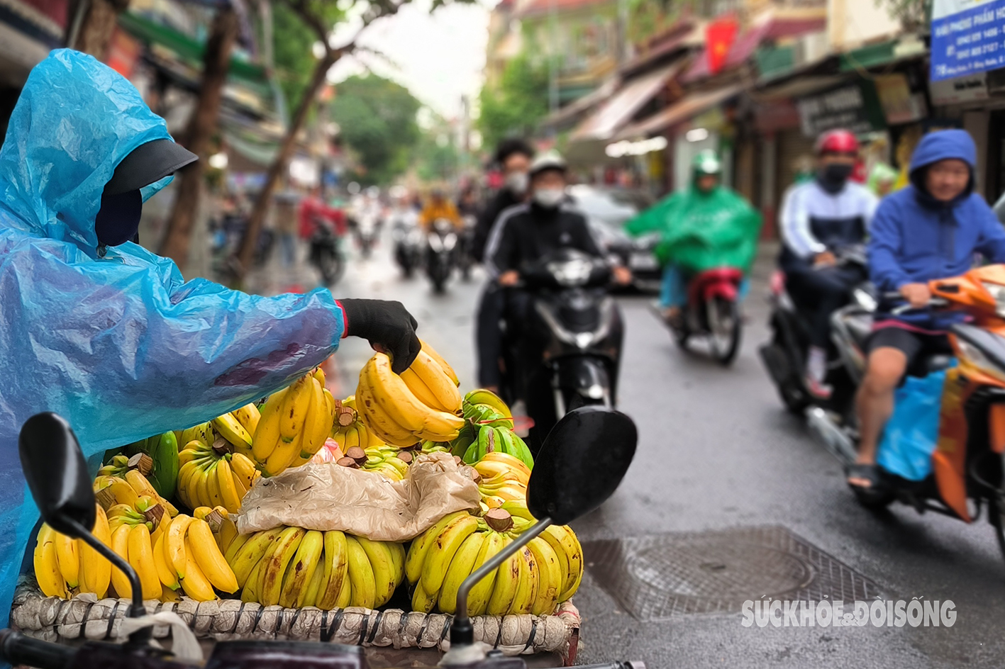 Những phụ nữ dầm mưa mưu sinh trong gió lạnh đầu mùa - Ảnh 5.