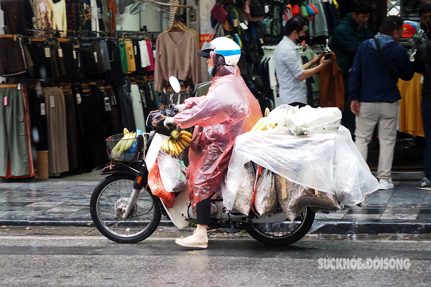 Những phụ nữ dầm mưa mưu sinh trong gió lạnh đầu mùa - Ảnh 8.