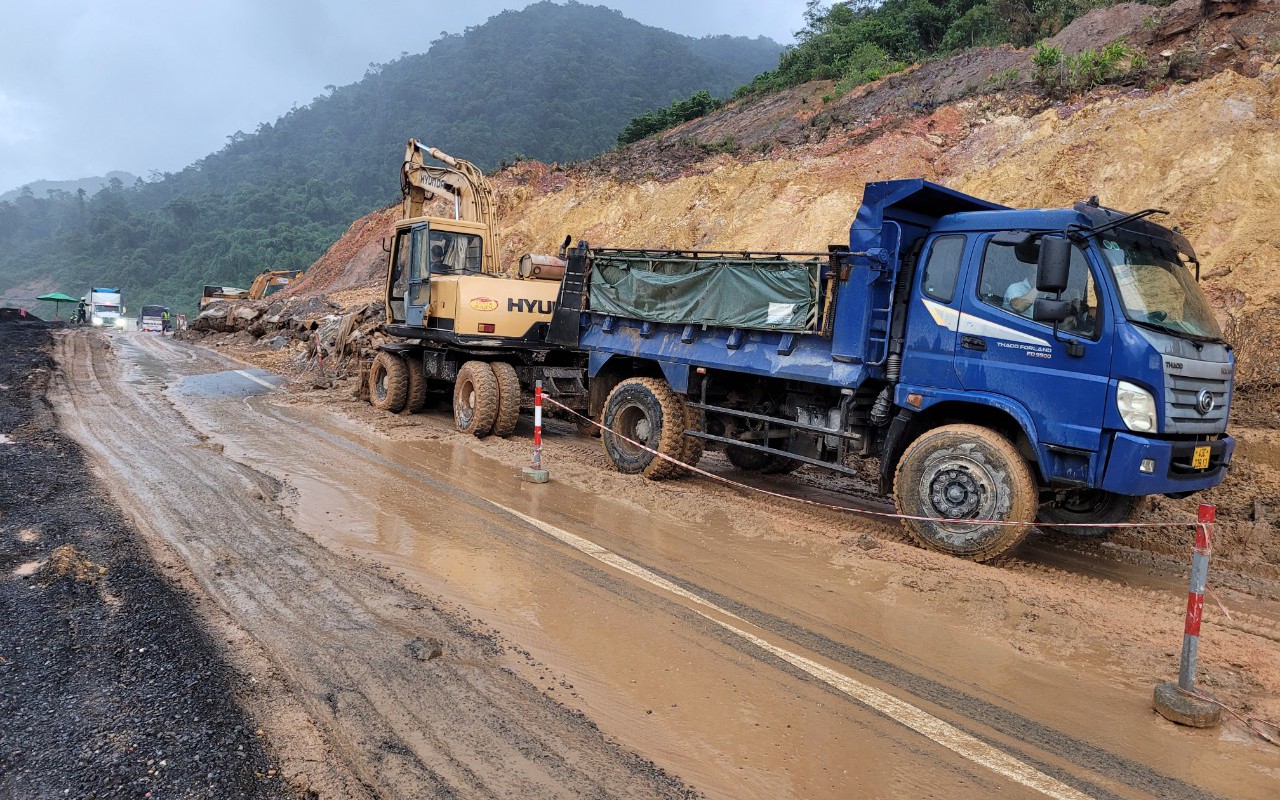 Sạt lở trên cao tốc La Sơn - Tuý Loan, lượng lớn đất đá tràn xuống đường