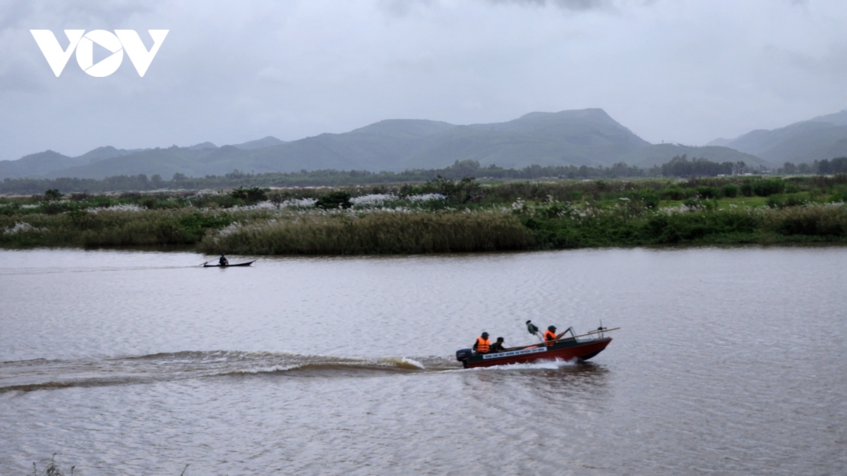 Tìm kiếm thi thể 4 học sinh bị nước cuốn khi tắm sông ở Phú Yên- Ảnh 1.