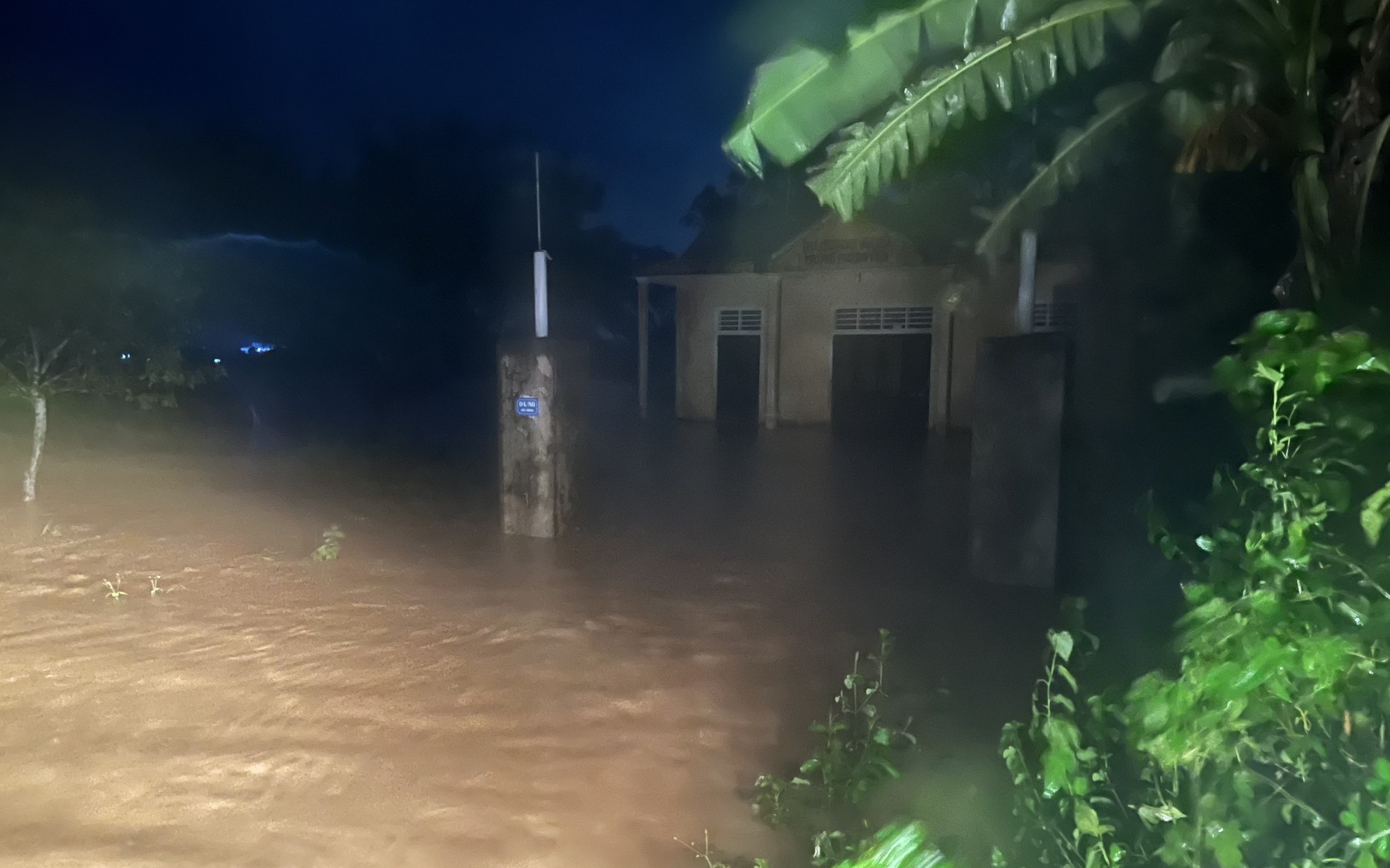 Mưa xối xả, 800 hộ dân tại huyện Cam Lộ bị ngập sâu