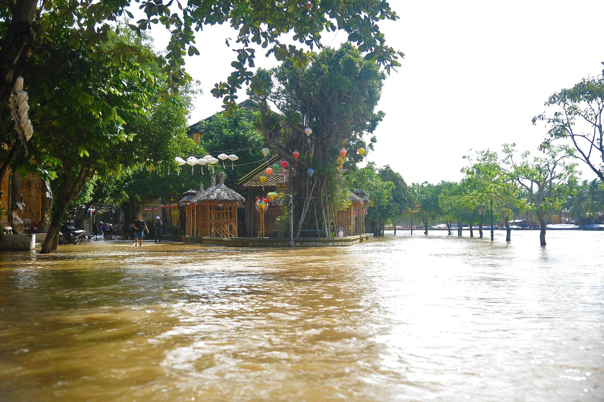 TP Hội An, Quảng Nam nhiều nơi vẫn ngập sâu trong nước- Ảnh 2.