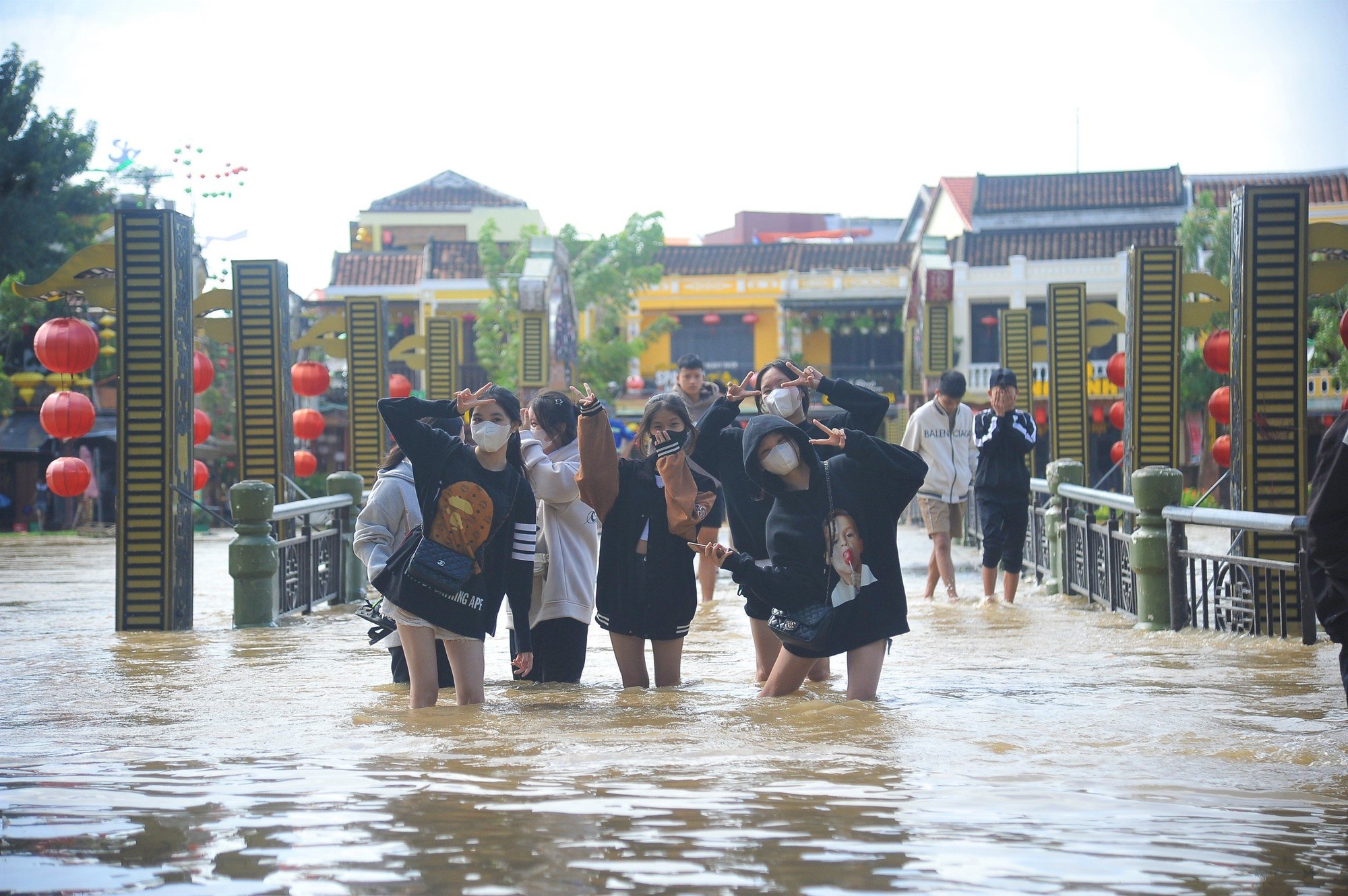 TP Hội An, Quảng Nam nhiều nơi vẫn ngập sâu trong nước- Ảnh 6.